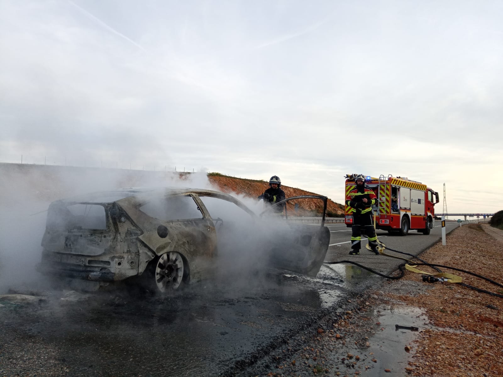 Arde un turismo en la A 66