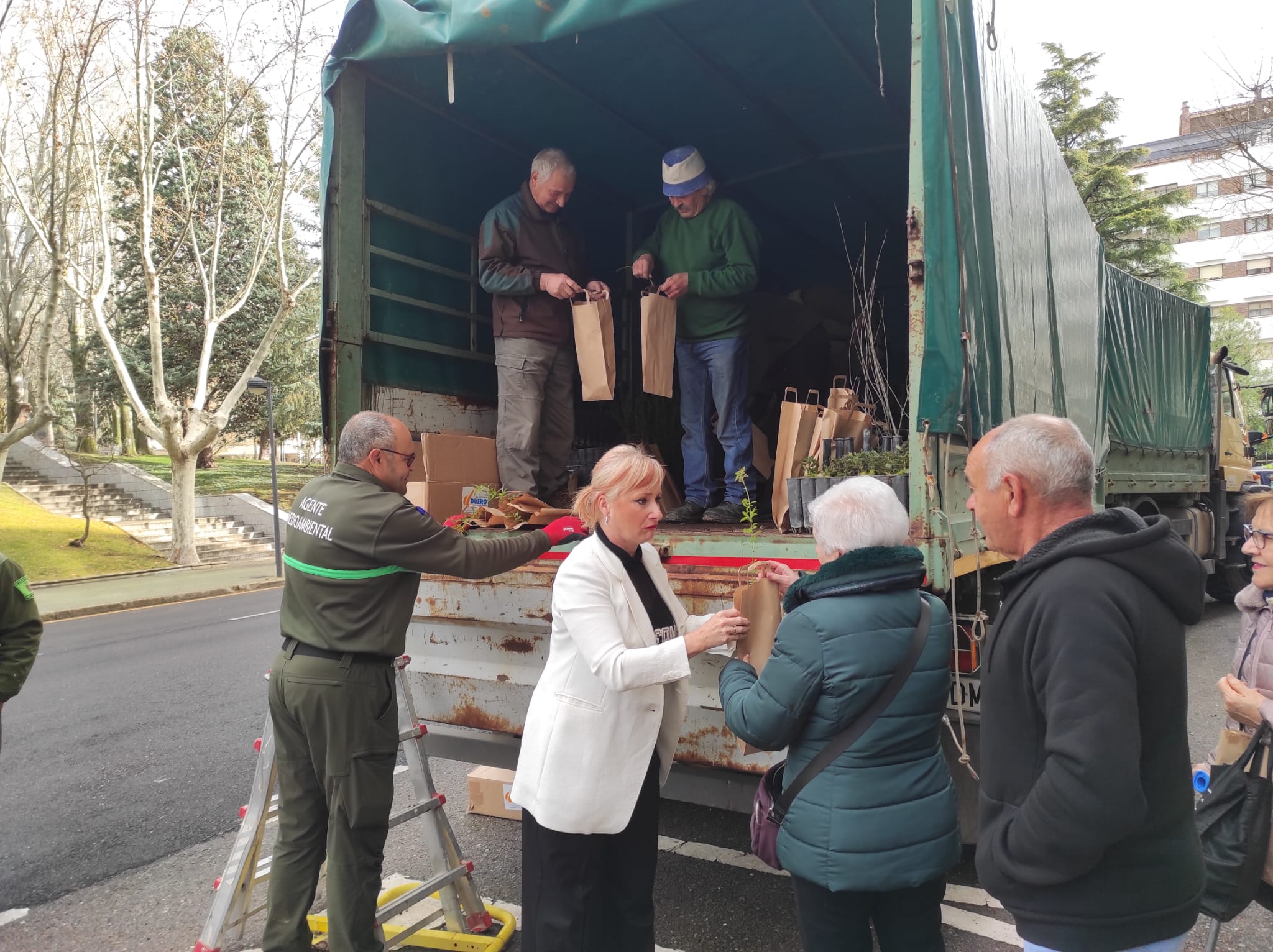 Leticia García reparte árboles por el Día del árbol 