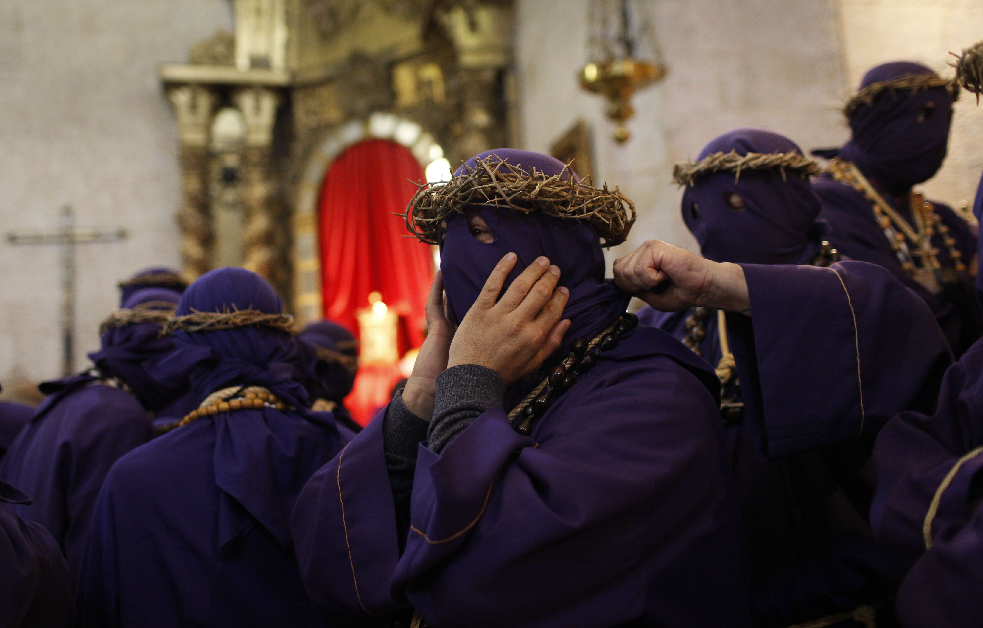 José Vicente / ICAL. Procesión de Nazarenos por las calles de Fuentesaúco