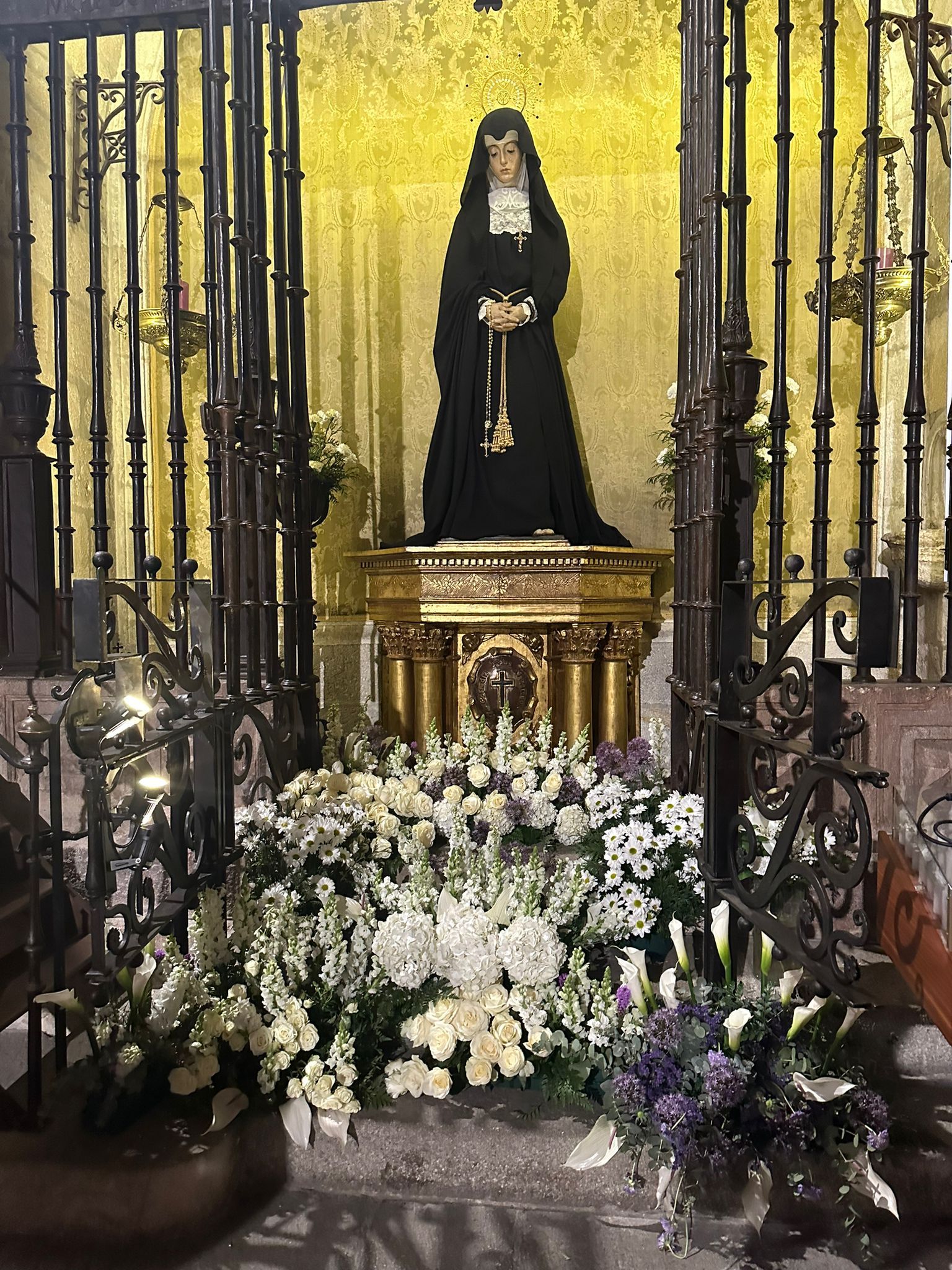 La Cofradía de Jesús Nazareno Vulgo Congregación ha depositado flores de la Virgen de la Soledad