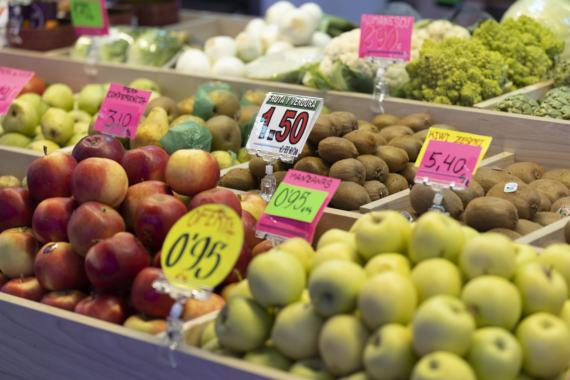 Manzanas y otras frutas en una frutería en un puesto de un mercado,   Eduardo Parra   Europa Press   Archivo