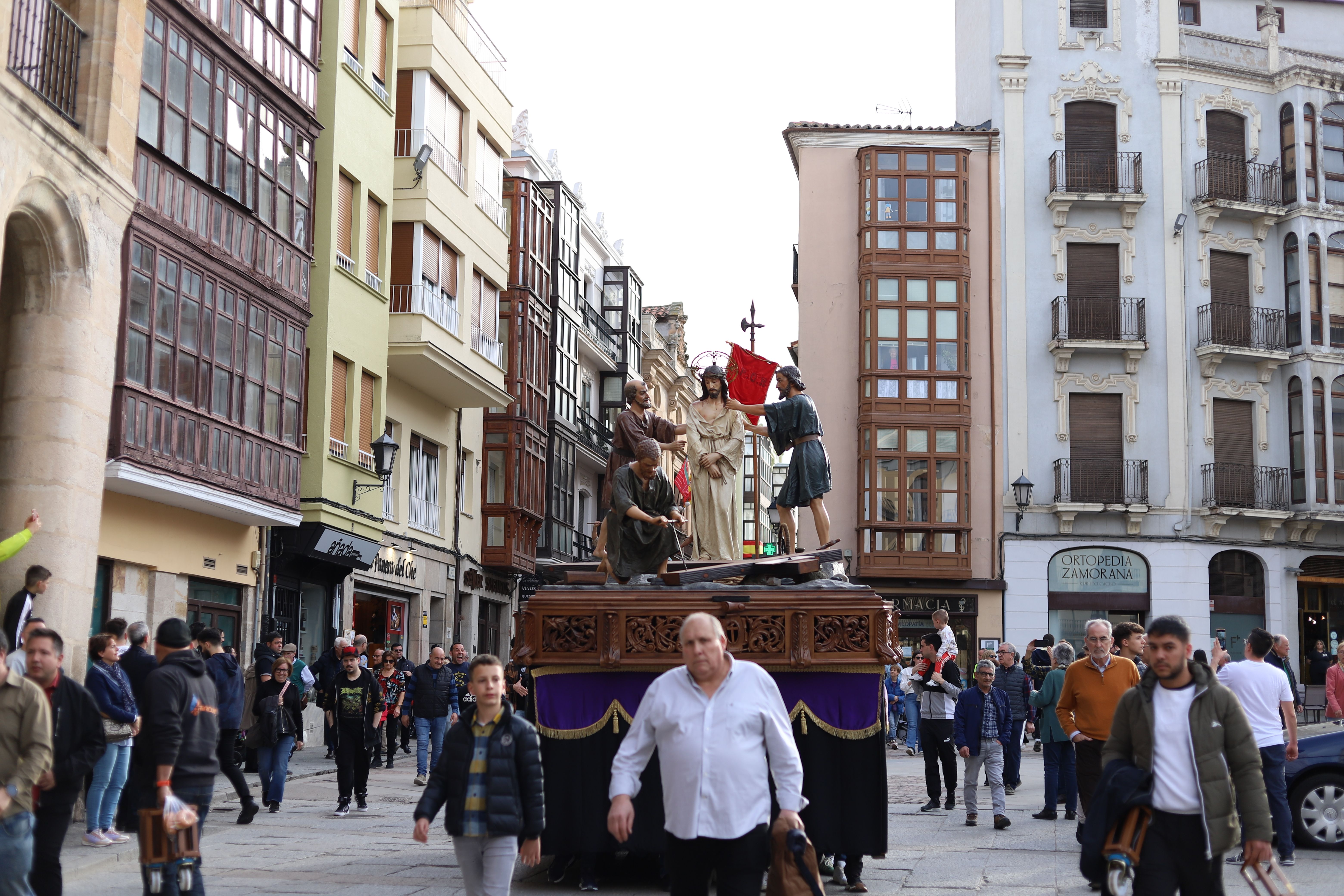 Los zamoranos se quedaron con ganas de Semana Santa: así se ha vivido el traslado de pasos de Jesús Nazareno Foto: María Lorenzo