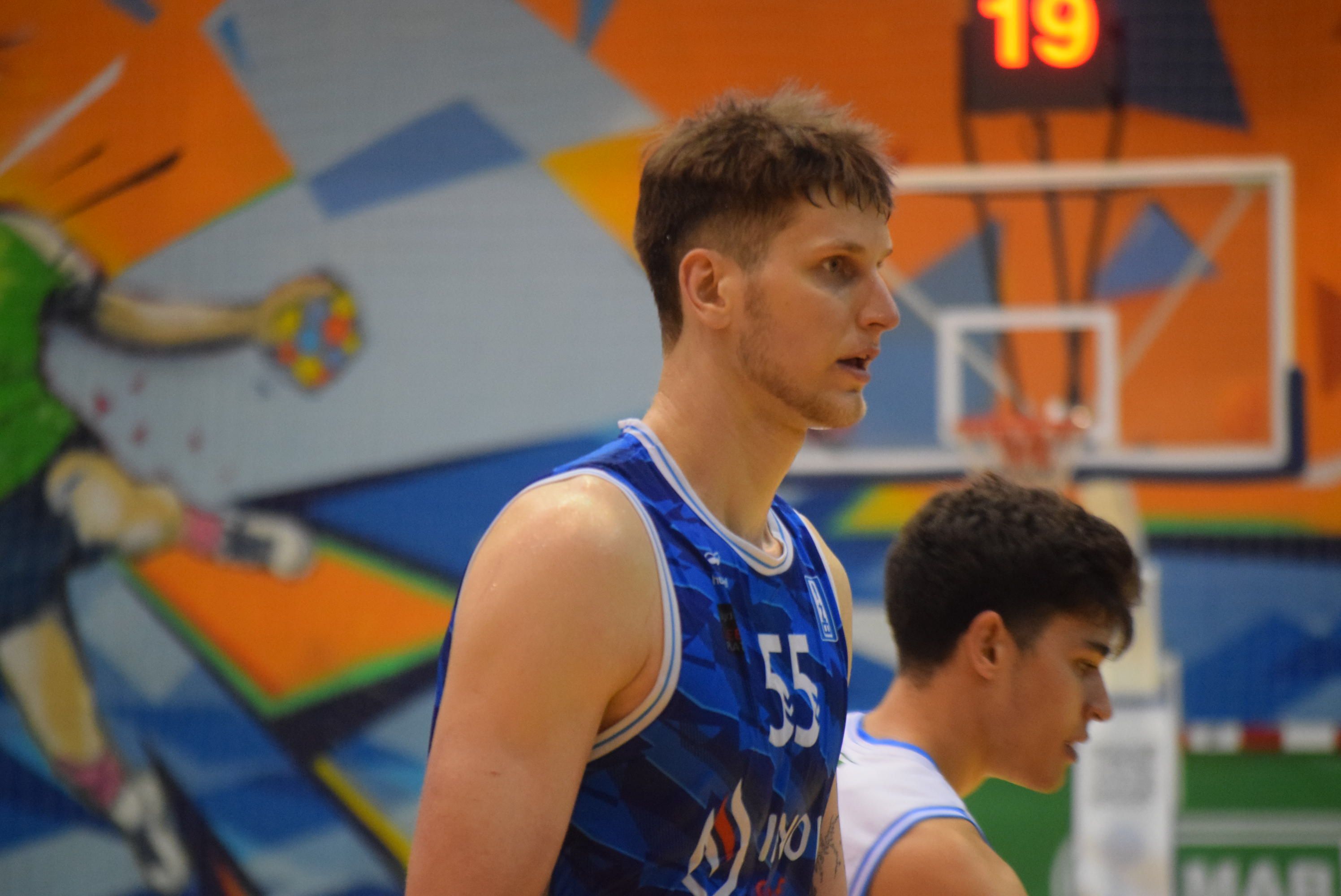 Jonas Paukštė, pívot del CB Zamora, en su partido en liga regular ante el Ciudad de Huelva.