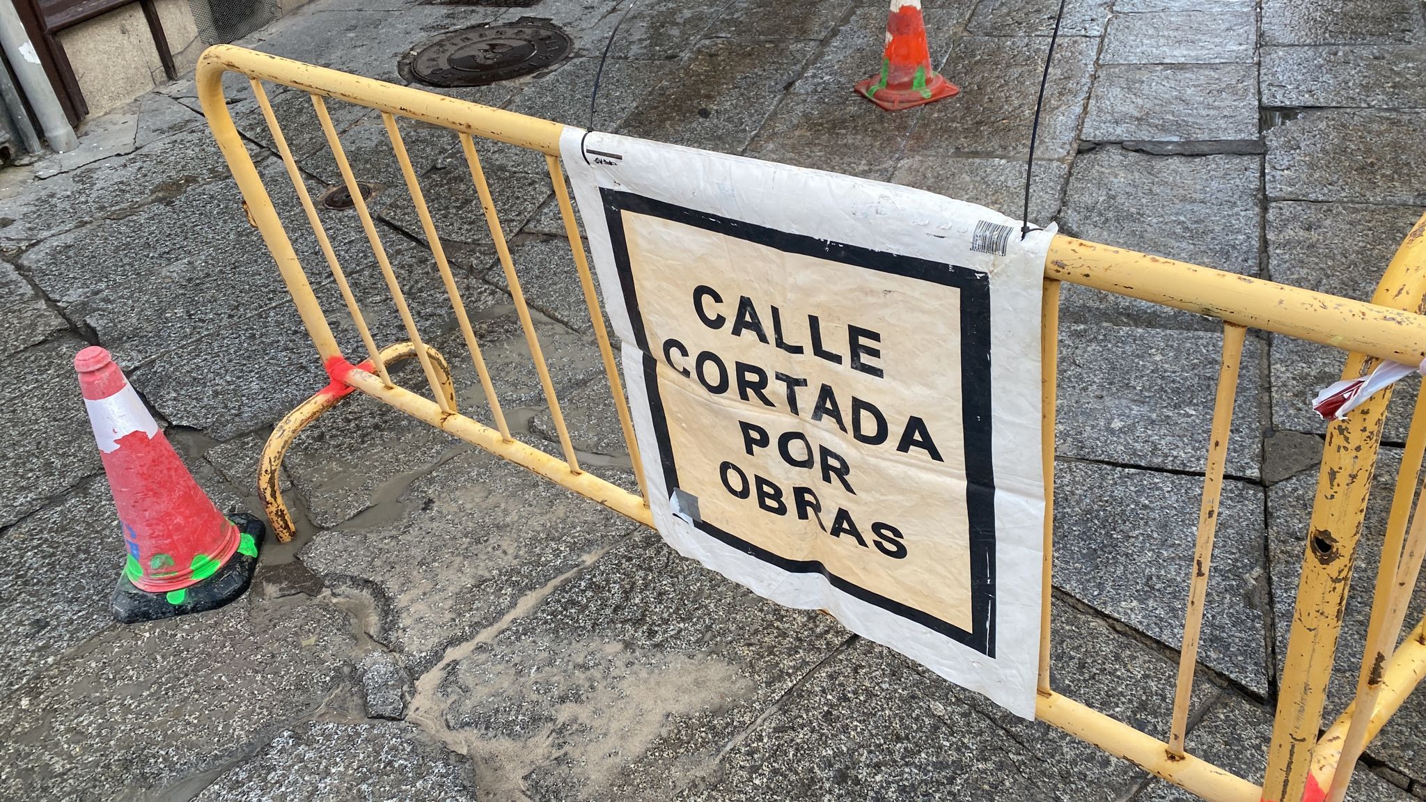 Imagen de una valla de calle cortada.