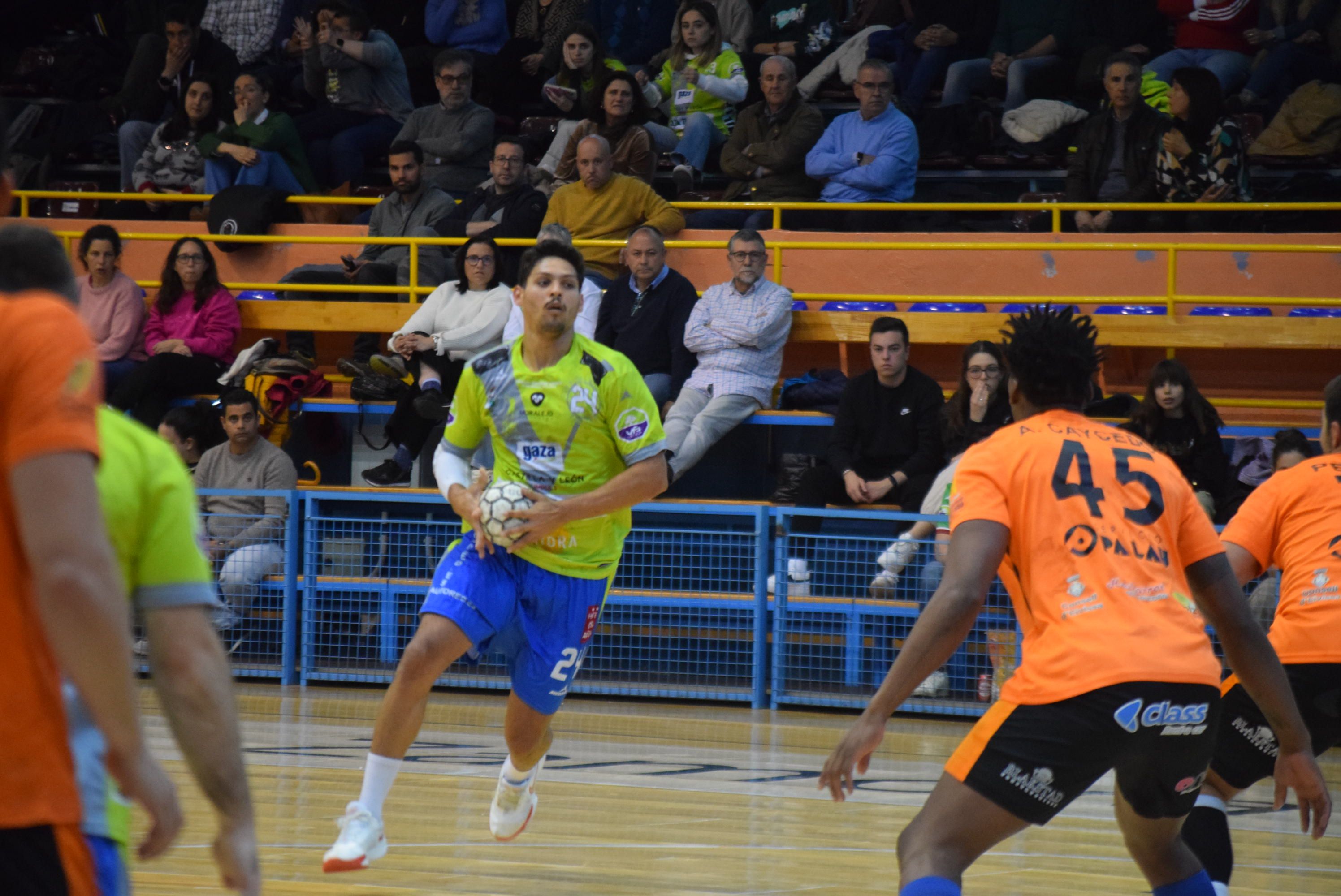 Felipe Dos Santos, a punto de lanzar en el Balonmano Zamora - Ibiza de la pasada temporada. Archivo.