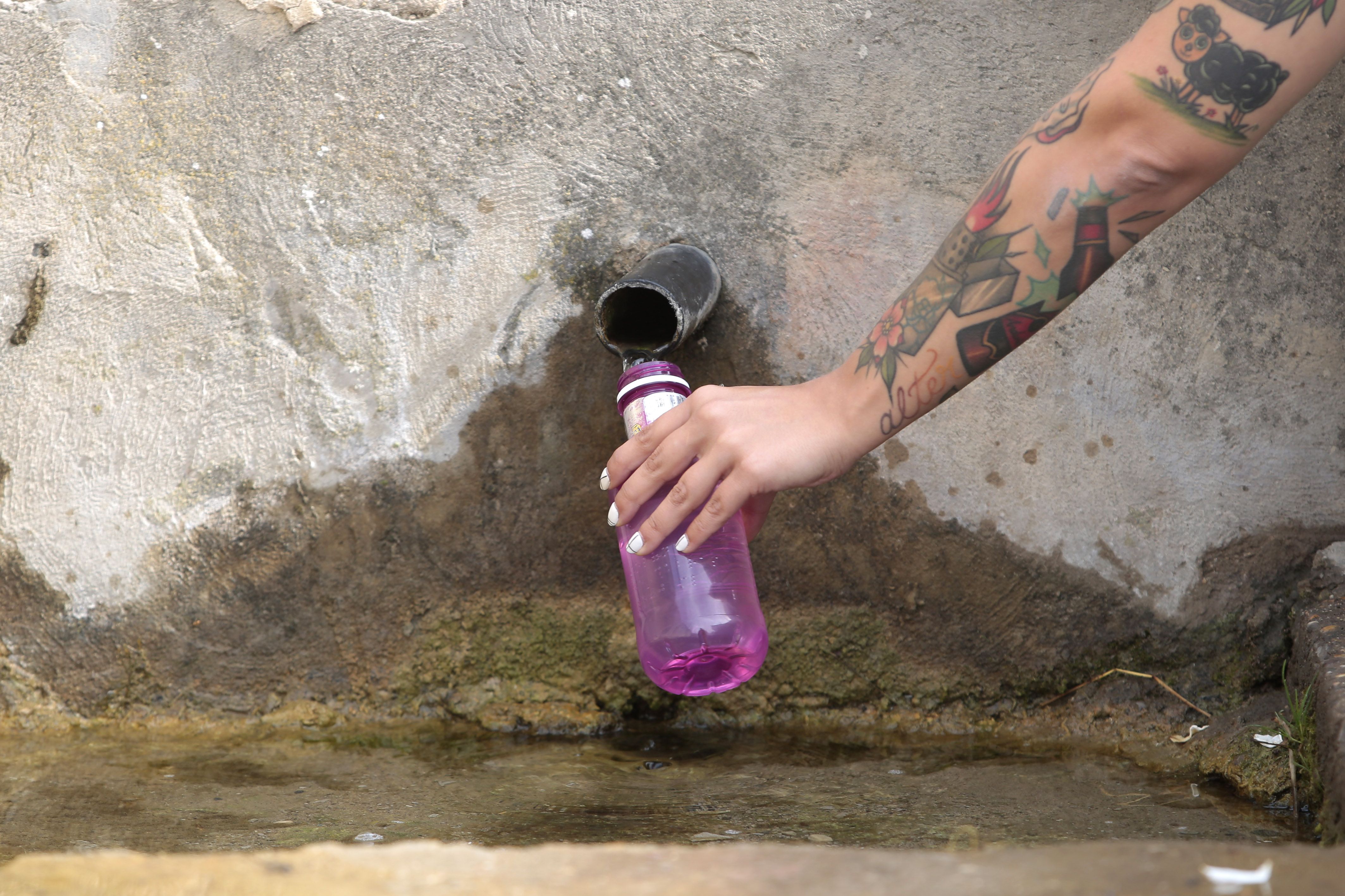 Cortes en el suministro de agua por la sequía. Contaminación del agua. Archivo.