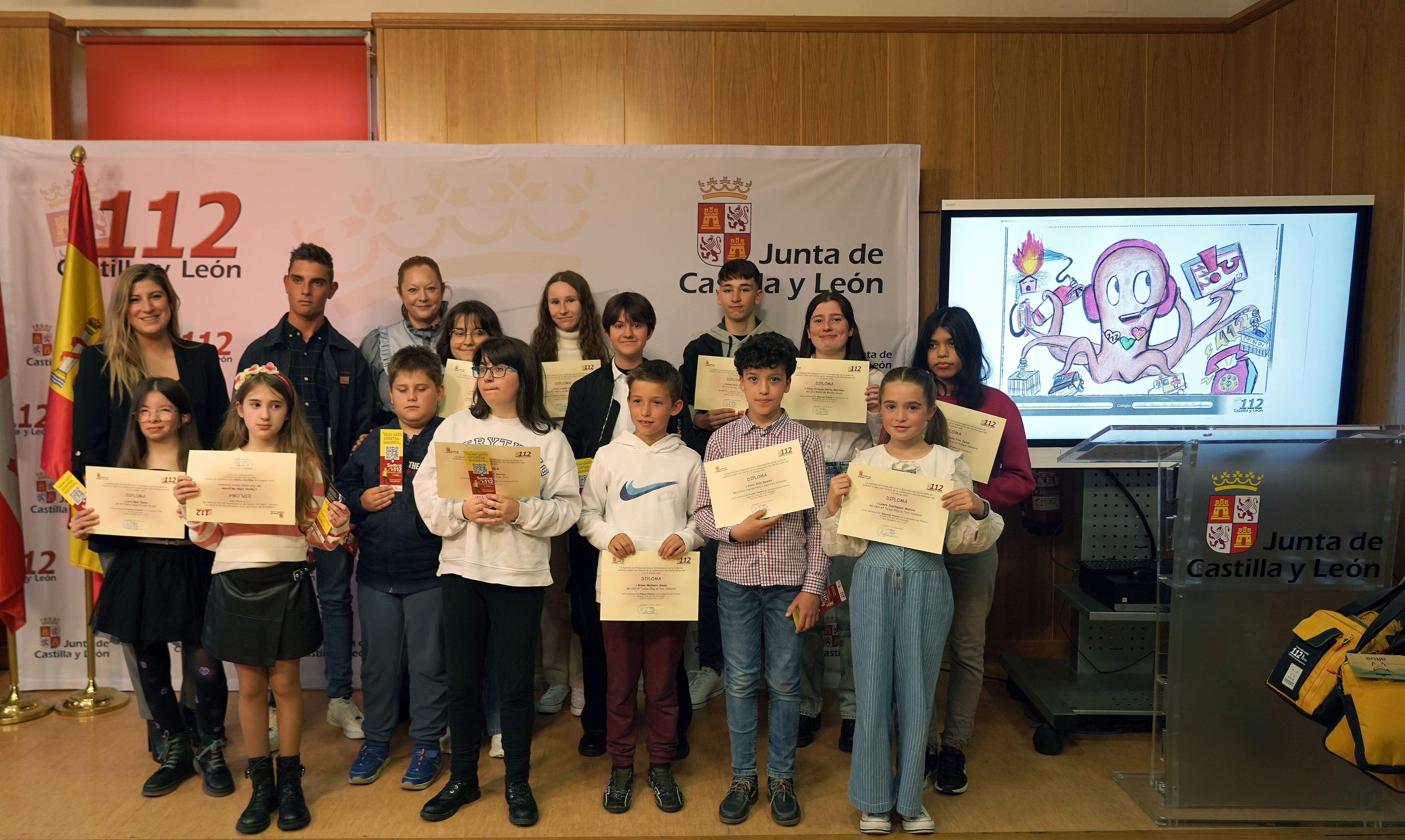 Rubén Cacho  ICAL . La directora de la Agencia de Protección Civil, Irene Cortés, y la delegada de la Junta en Valladolid, Raquel Alonso, junto a los galardonados del concurso 1 1 2