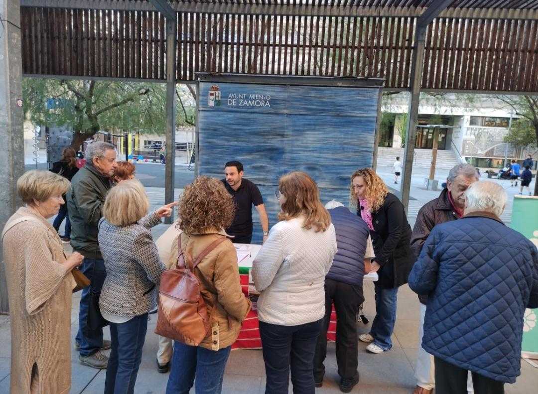 Firmas contra el cierre de la residencia. Zamora Sí