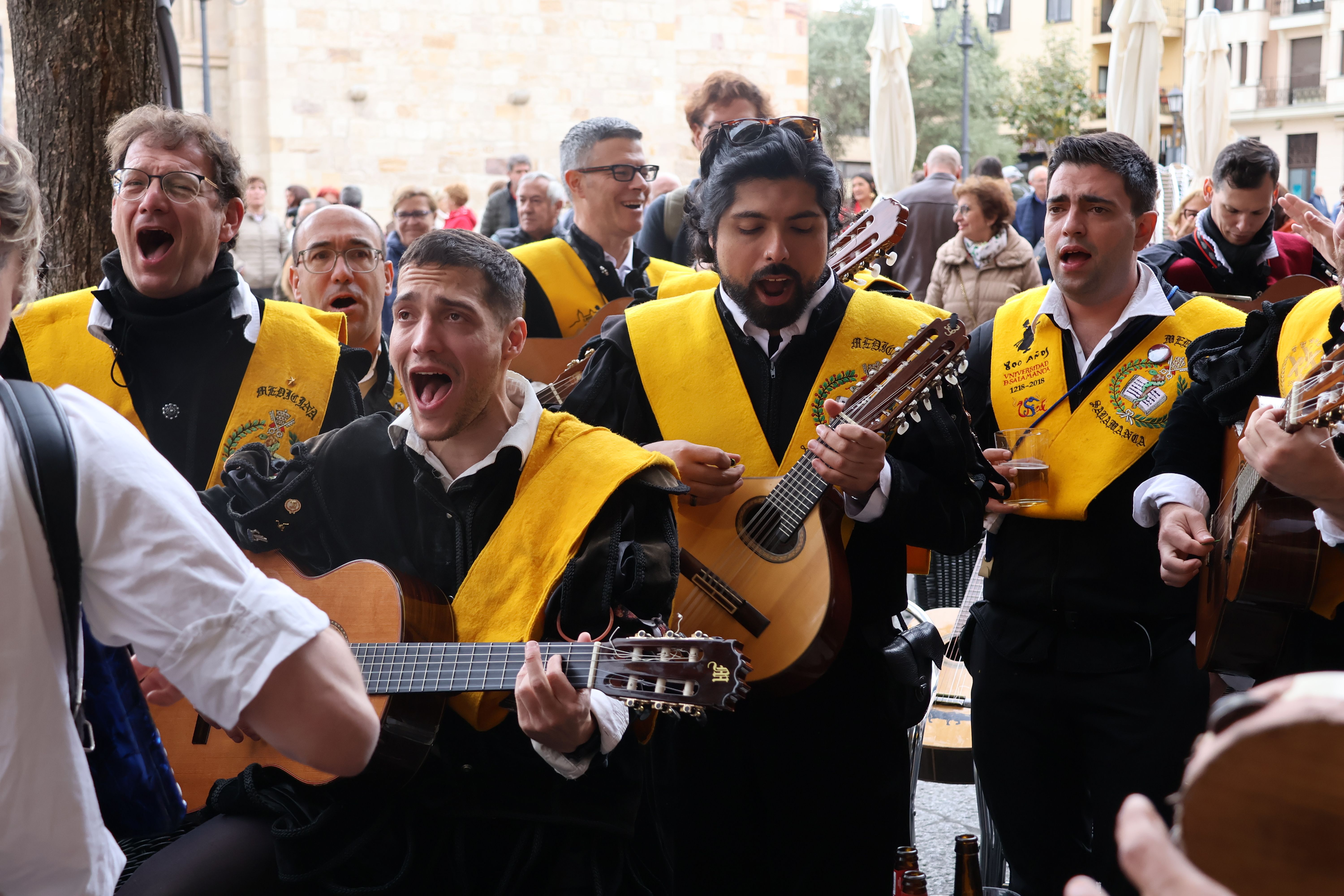 VÍDEO | Los zamoranos disfrutan del vermú al compás de la tuna