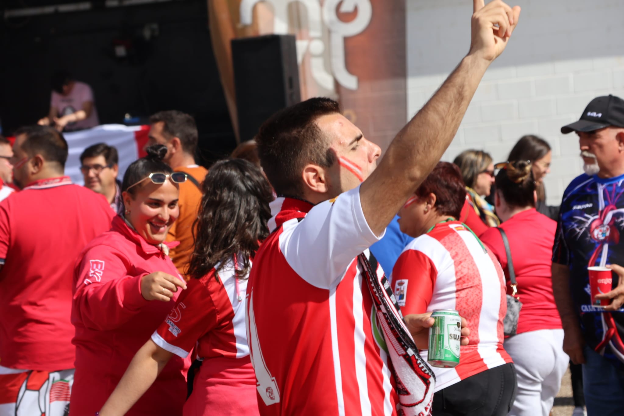 Un aficionado del Zamora CF en la 'fan zone' habilitada para el encuentro ante el Sant Andreu de la pasada campaña. Archivo.