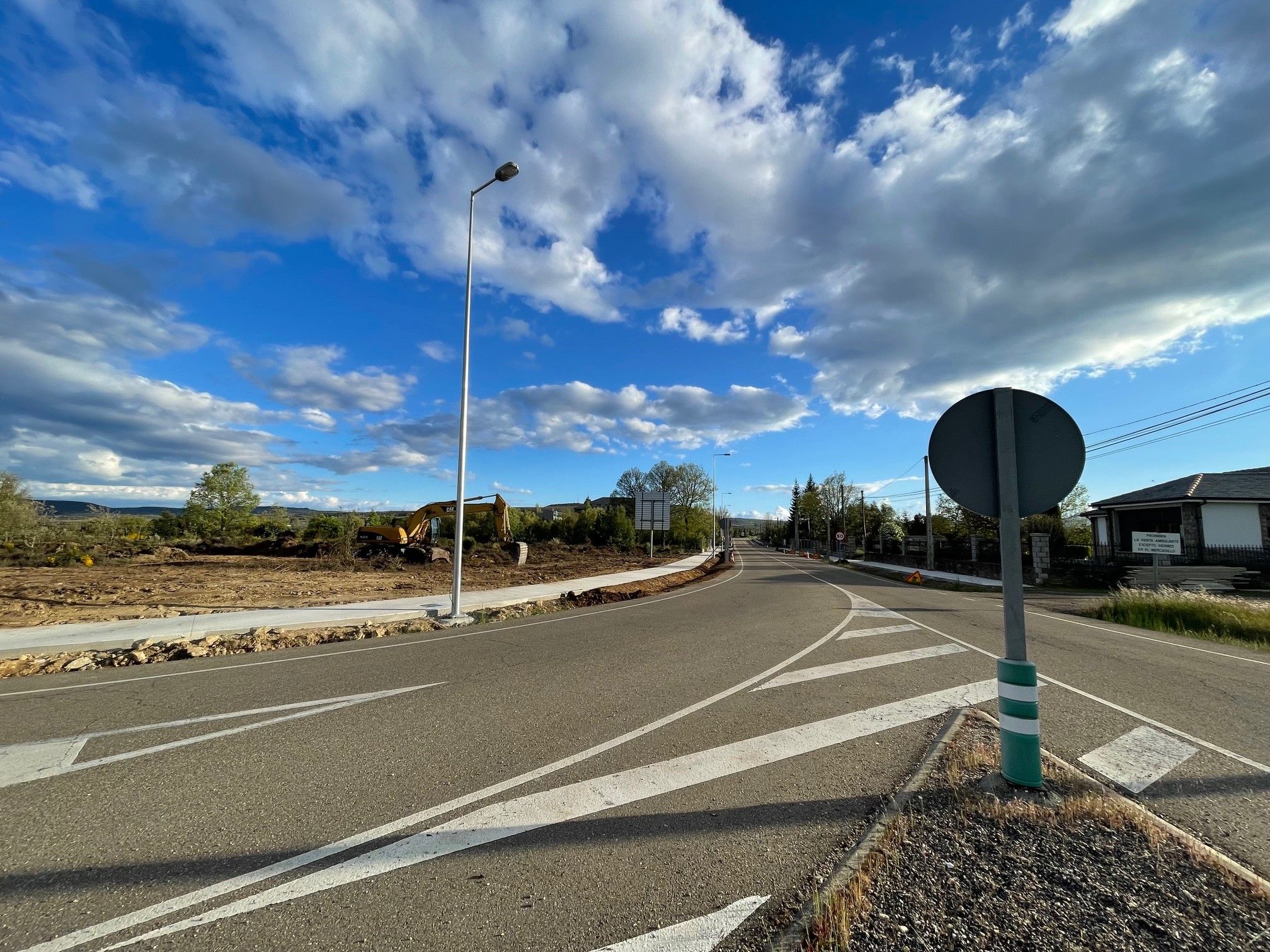 Rotonda exterior en la Carretera del Lago de Sanabria 