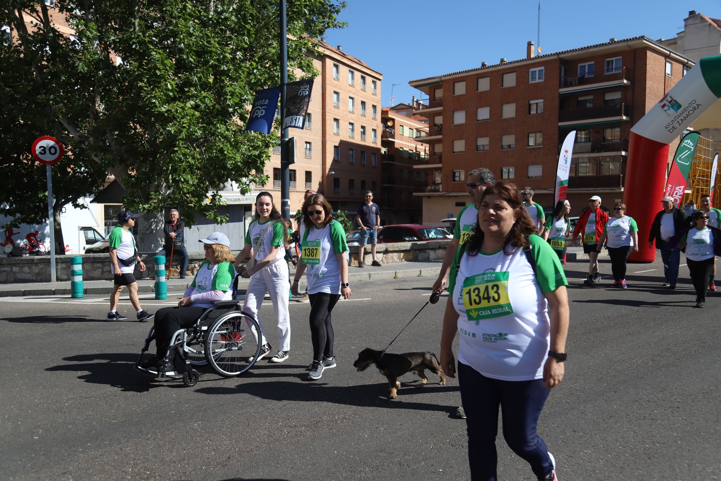 Andarines y patinadores en la IX edición de la carrera El Cerco de Zamora. FOTO: María Lorenzo