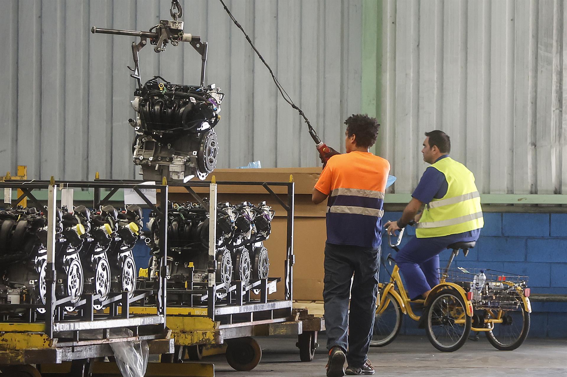 Dos trabajadores, industria. Rober Solsona - Europa Press. Archivo.