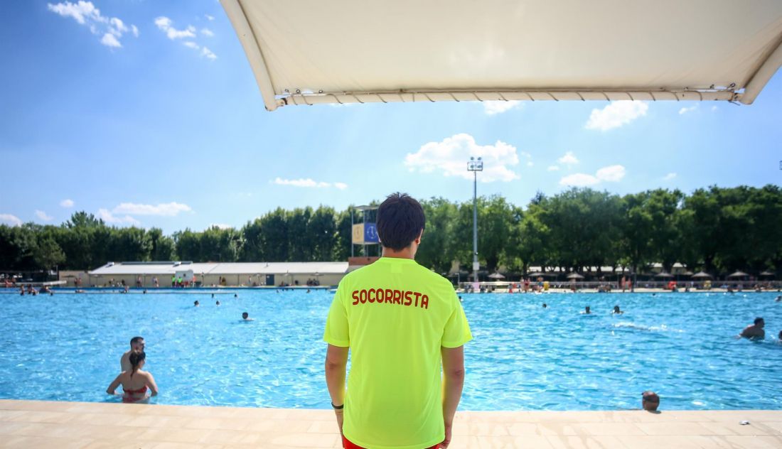 Socorrista vigilando una piscina. EP