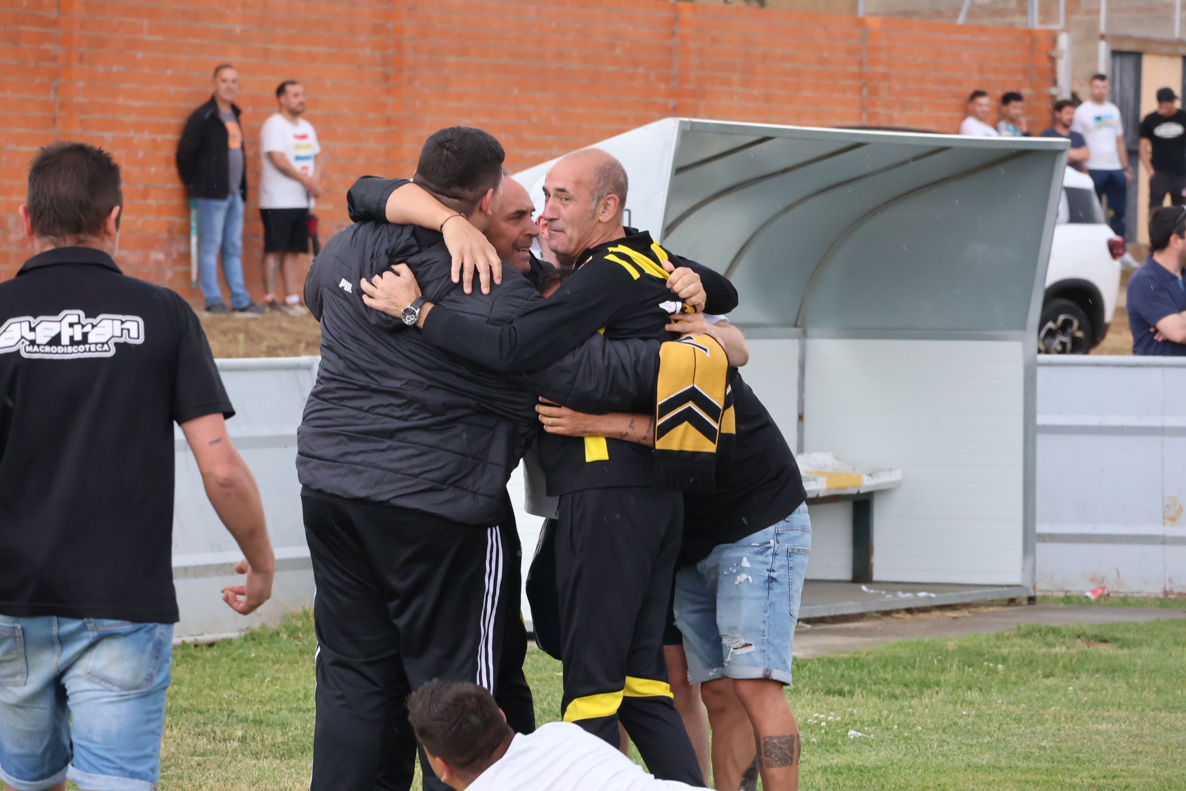 El cuerpo técnico del Moraleja CF se abraza tras ascender a la Regional de Aficionados. 