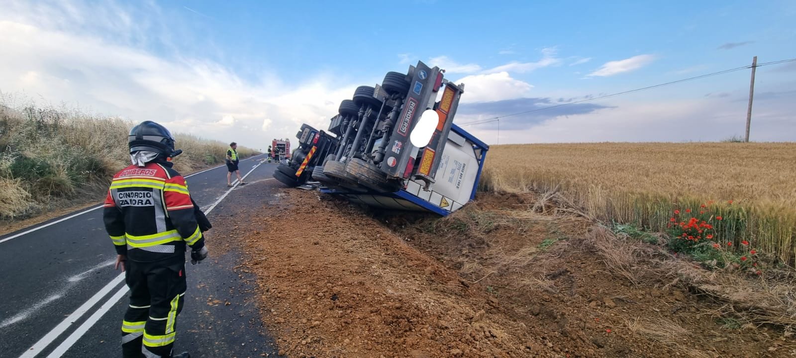 Vuelco de un camión de mercancías peligrosas en la ZA-513