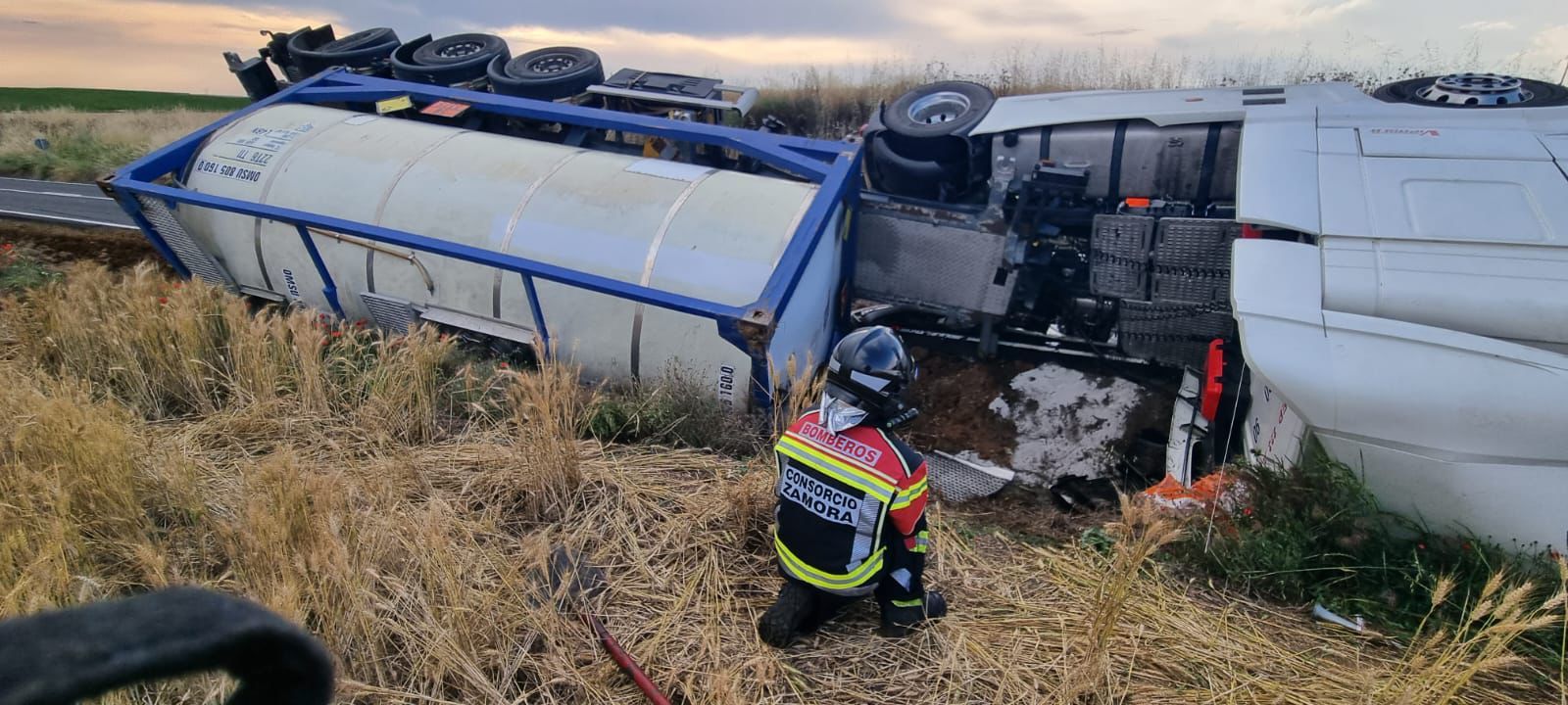 Vuelco de un camión de mercancías peligrosas en la ZA-513