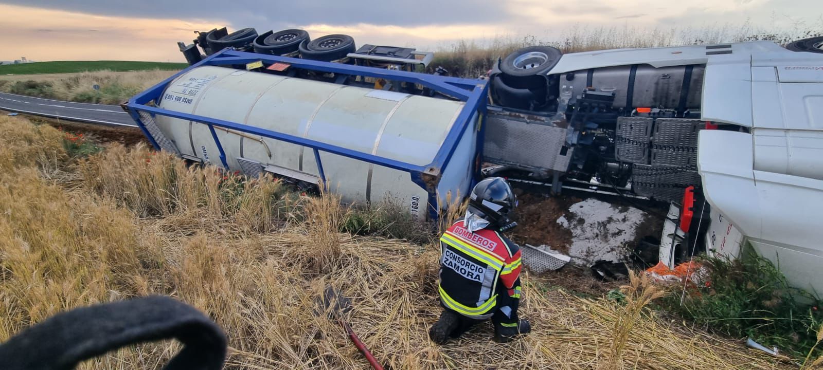 Vuelco de un camión de mercancías peligrosas en la ZA-513