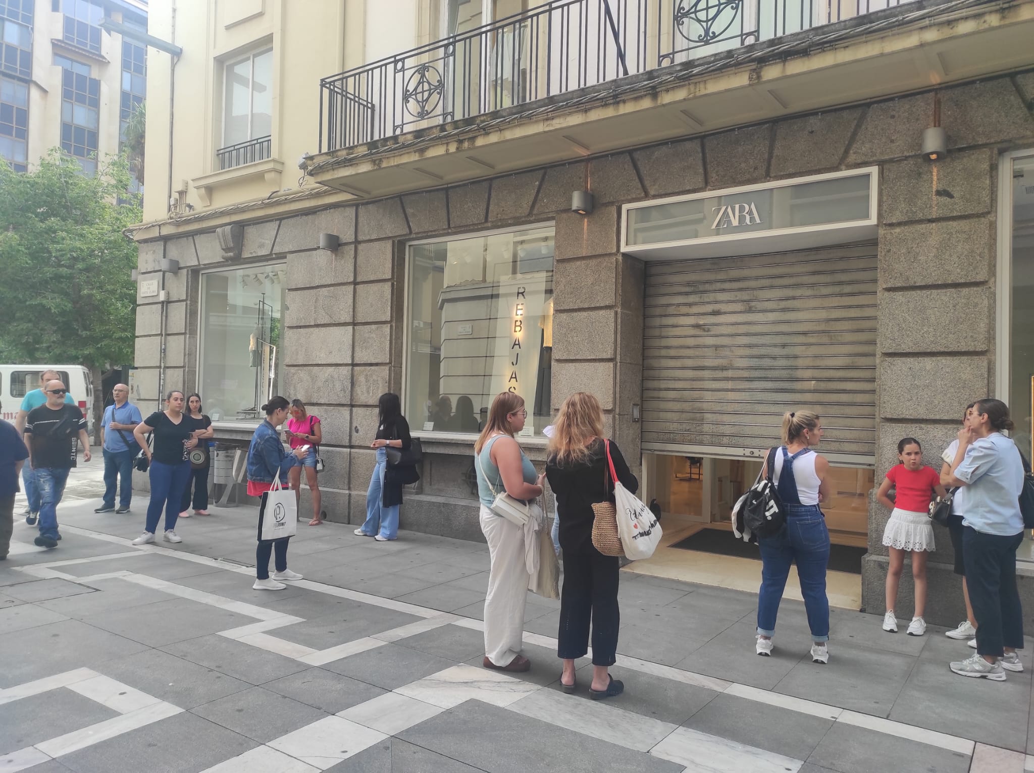 Colas en las rebajas de verano en Zamora. Archivo.