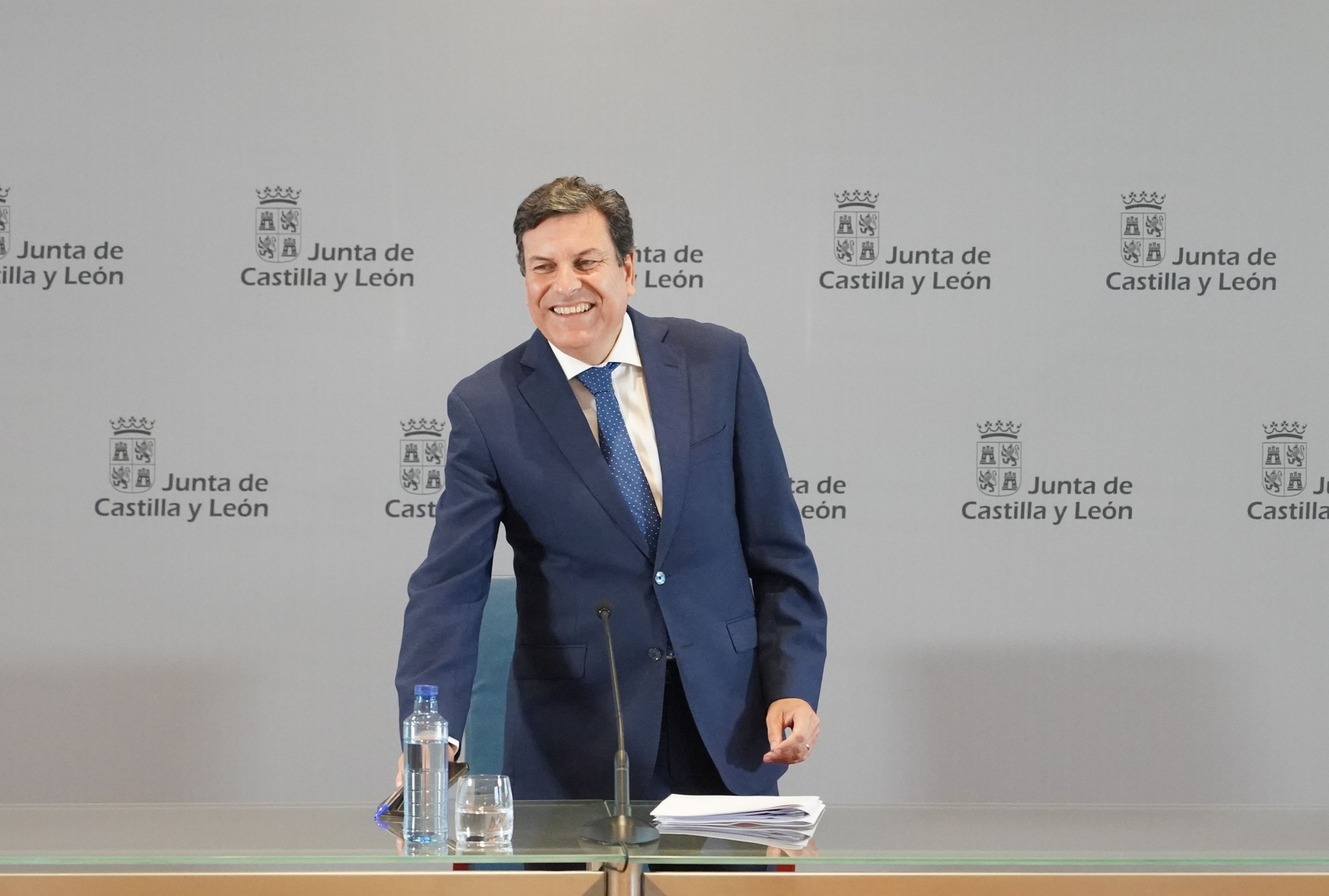 Rubén Cacho  ICAL . El consejero de Economía y Hacienda y portavoz, Carlos Fernández Carriedo, comparece en rueda de prensa posterior al Consejo de Gobierno.