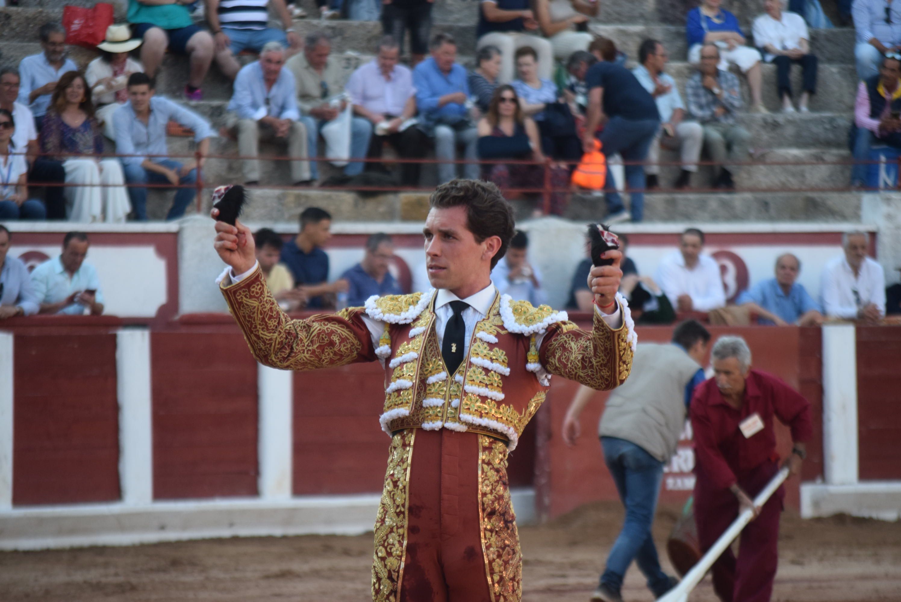 Ginés Marín, torero jerezano, en el tercer toro. Corrida de San Pedro 2024.