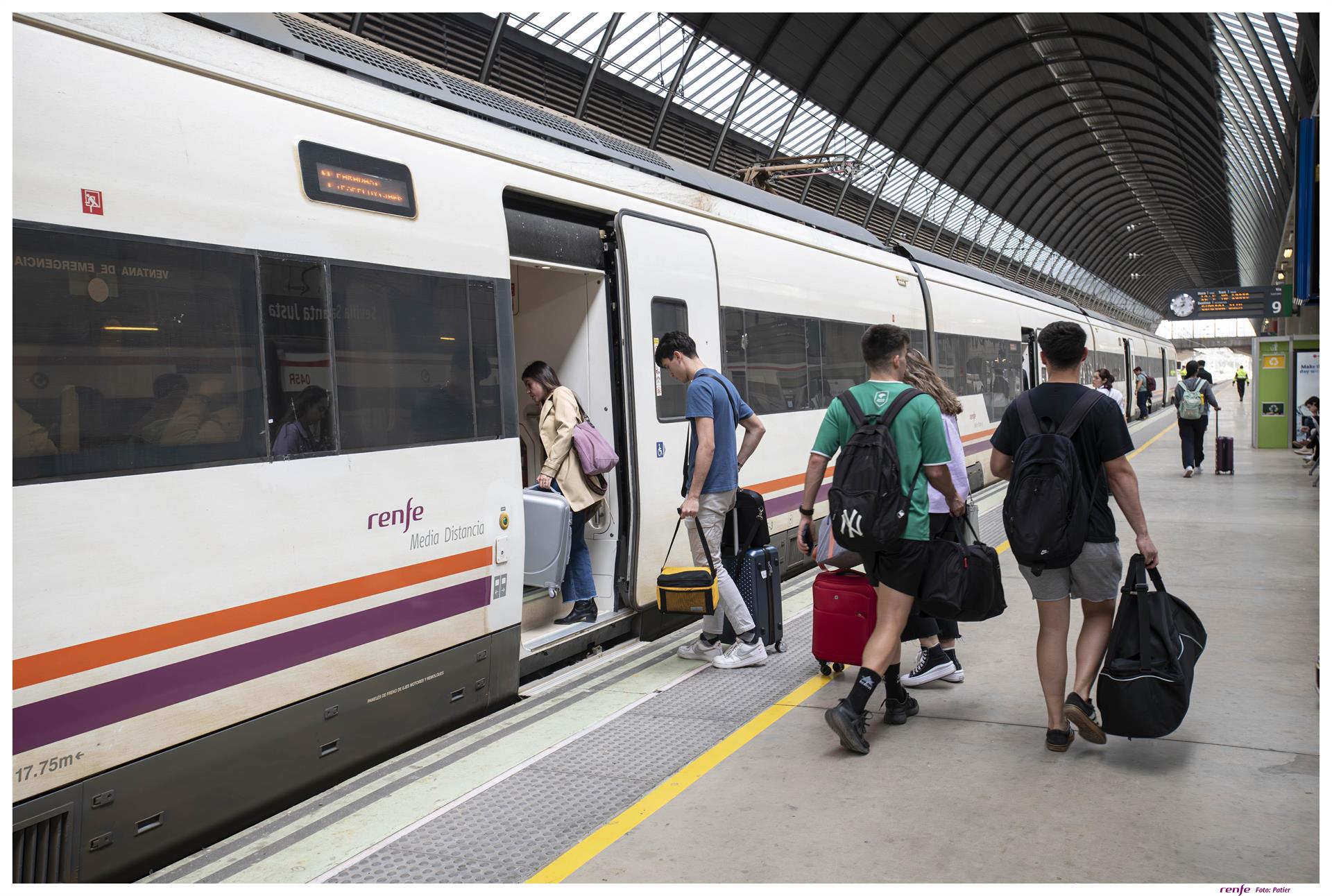 Viajeros subiendo a un tren RENFE   Archivo