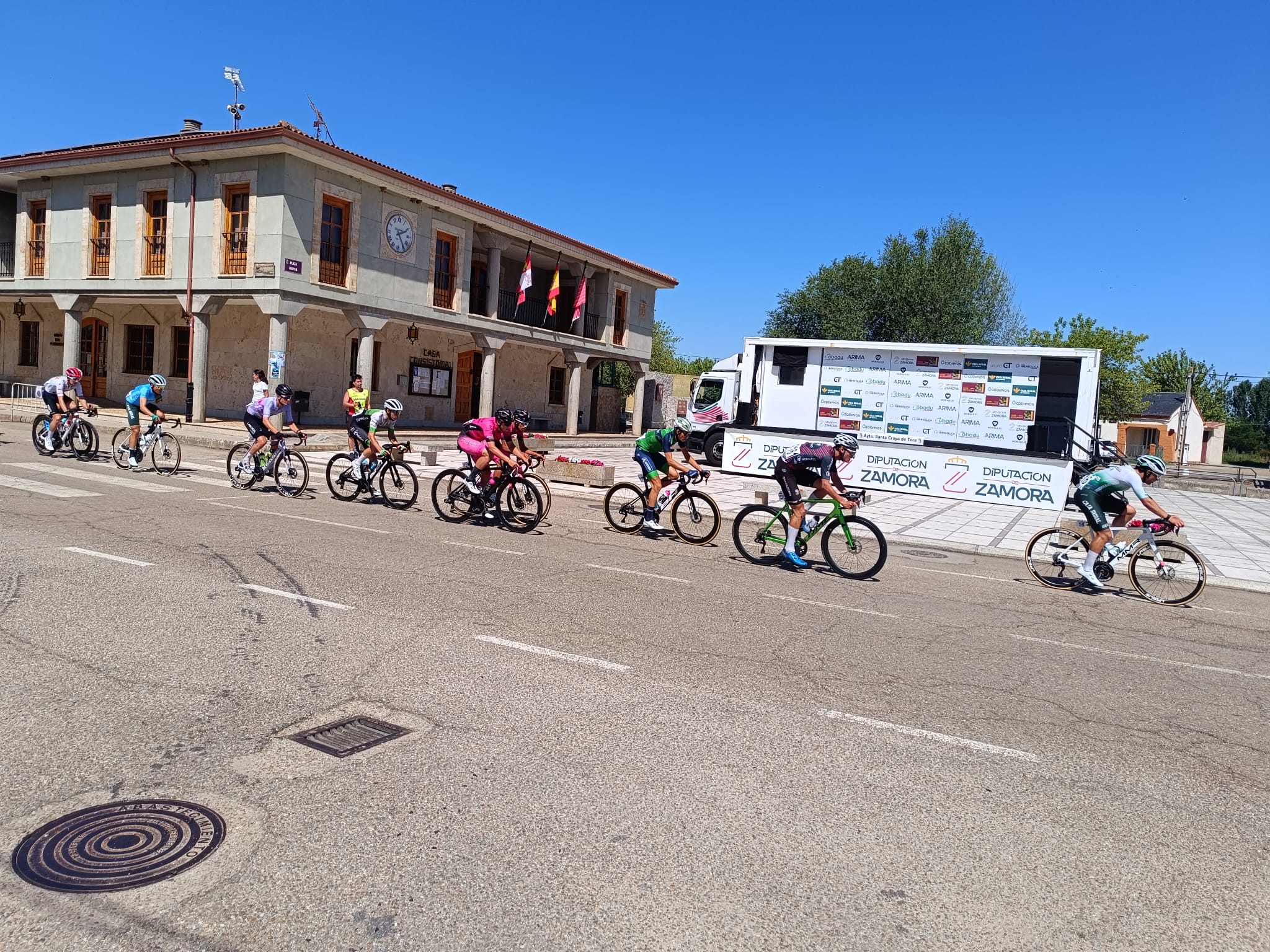 Vuelta ciclista a Zamora en Santa Croya de Tera (2)