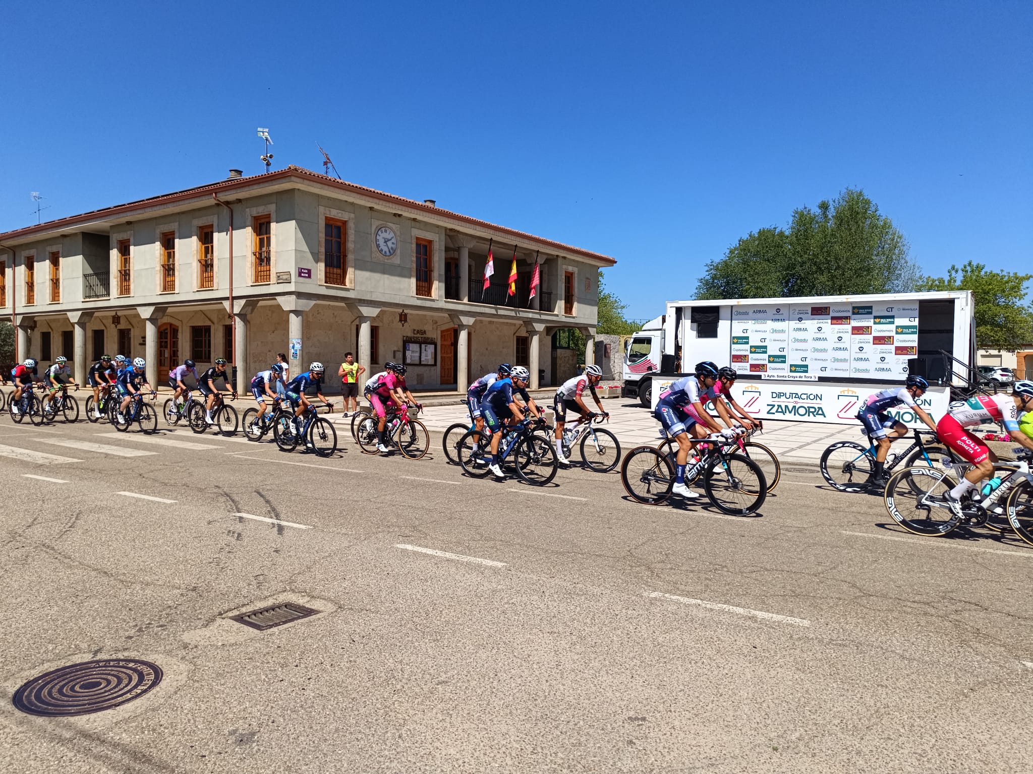 Vuelta ciclista a Zamora en Santa Croya de Tera (3)