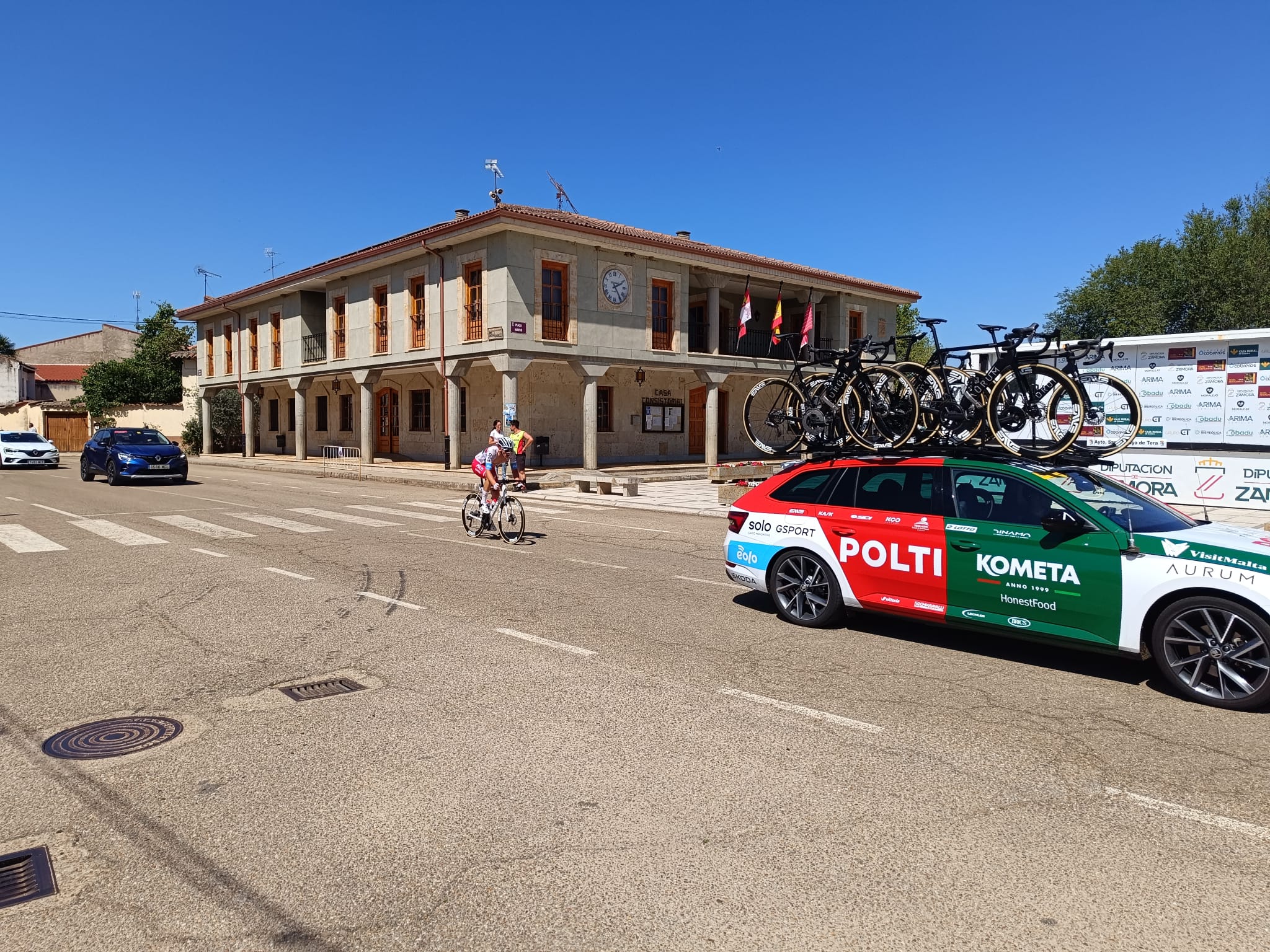 Vuelta ciclista a Zamora en Santa Croya de Tera (4)