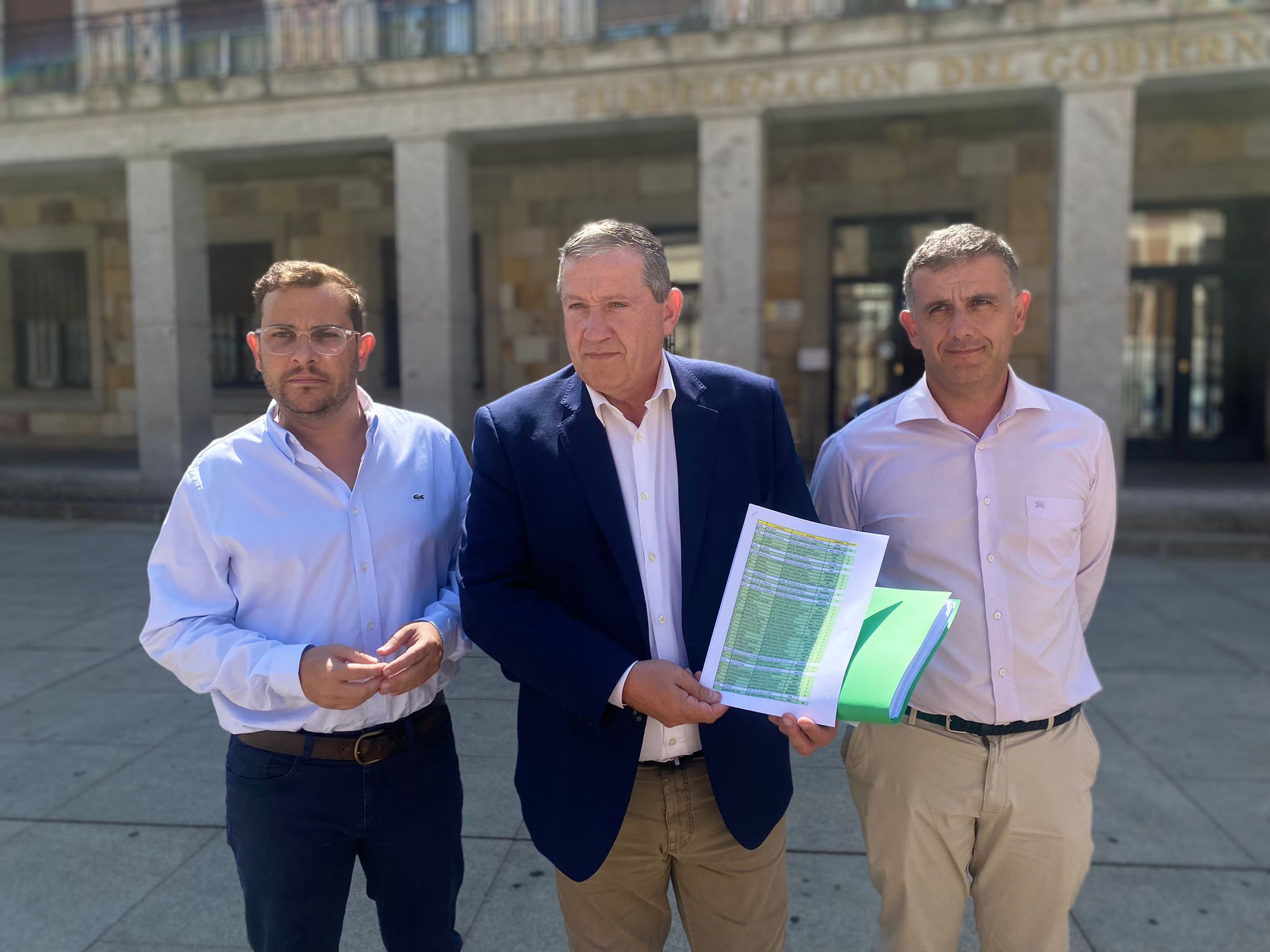 Faúndez presenta las firmas contra el cierre de cuarteles en la Subdelegación del Gobierno