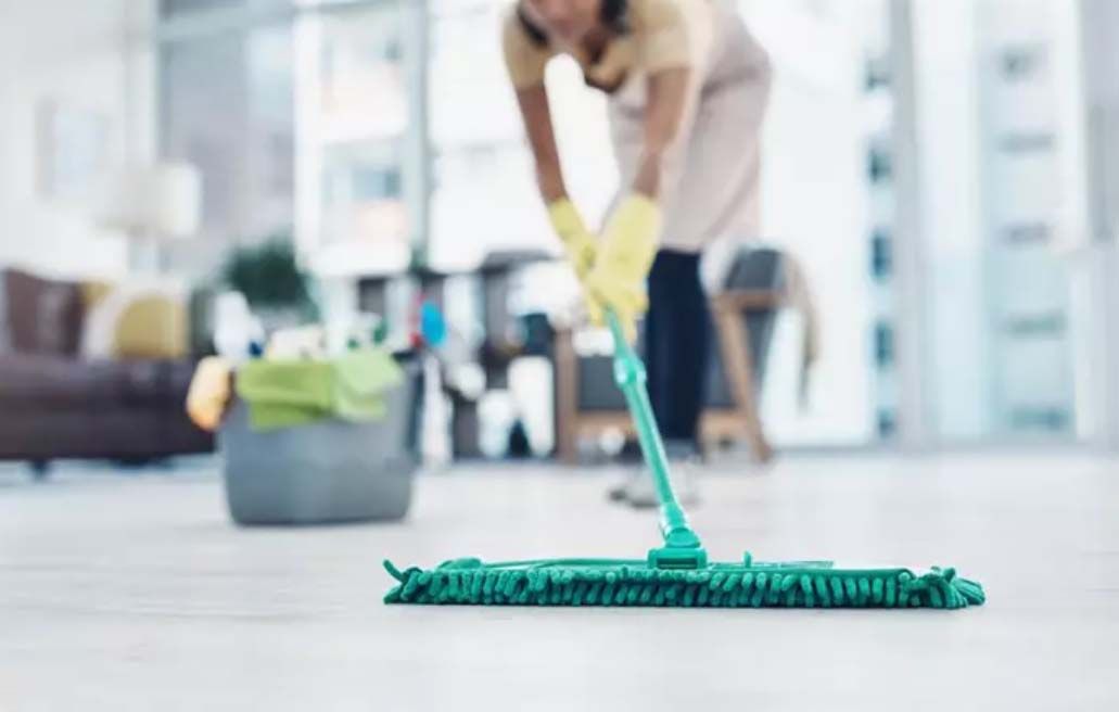 Mujer limpiando el suelo. PEOPLEIMAGES. ISTOCK   Archivo. EP