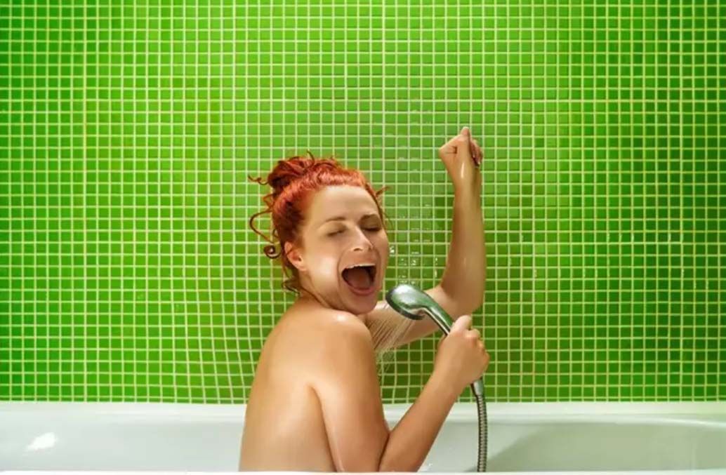 Mujer cantando en la ducha. STOCK COLORS. ISTOCK   Archivo. EP