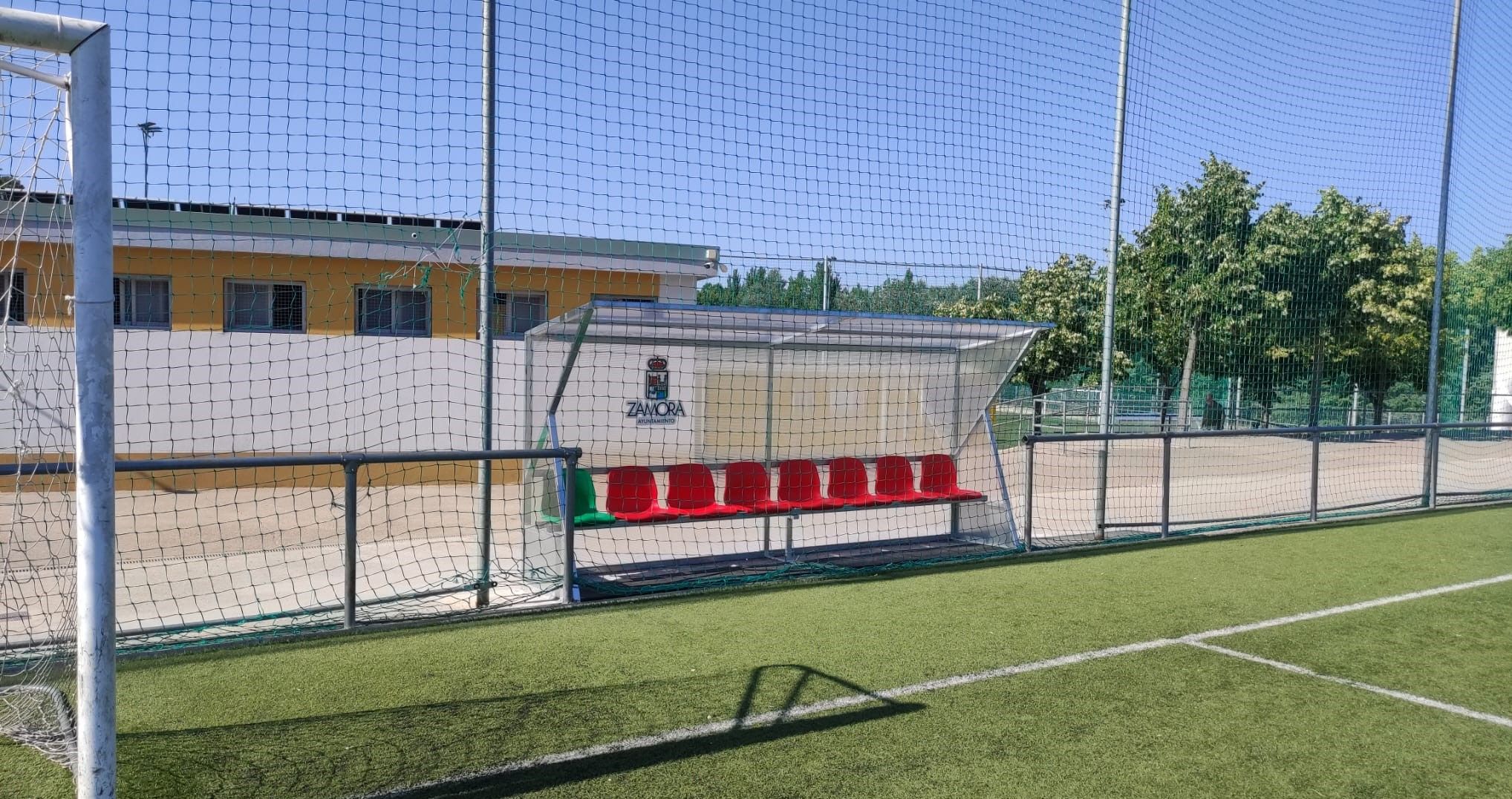 Nuevos banquillos campo de fútbol Valorio.