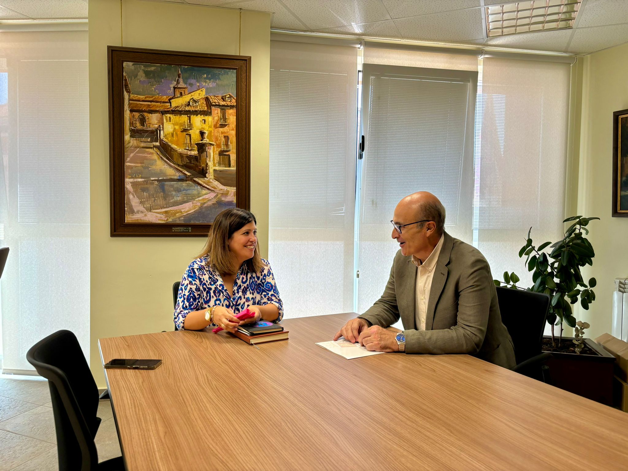 Beatriz Asensio recibe la visita del nuevo delegado territorial de la Junta, Fernando Prada