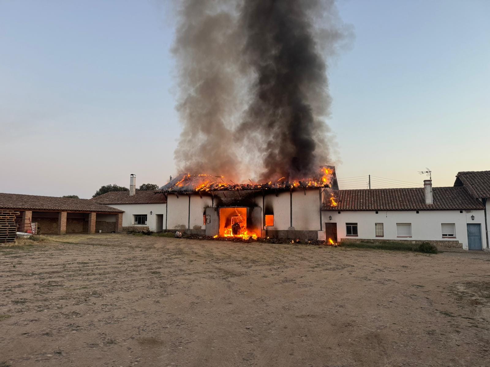 Incendio de nave agrícola en la Dehesa de Castrillo 