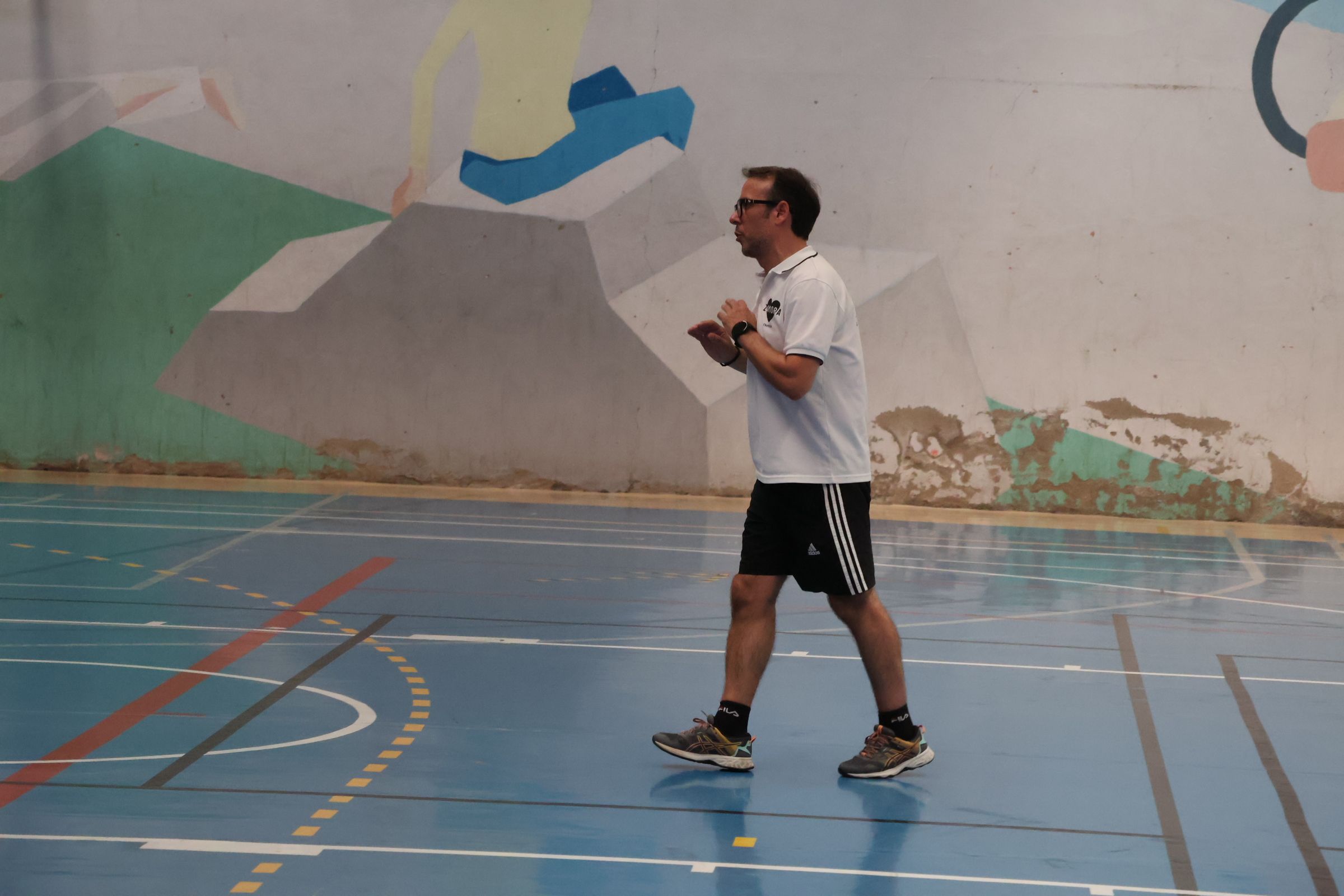 Félix Mojón, entrenador del Balonmano Zamora, en su primera sesión como técnico 'pistacho'.