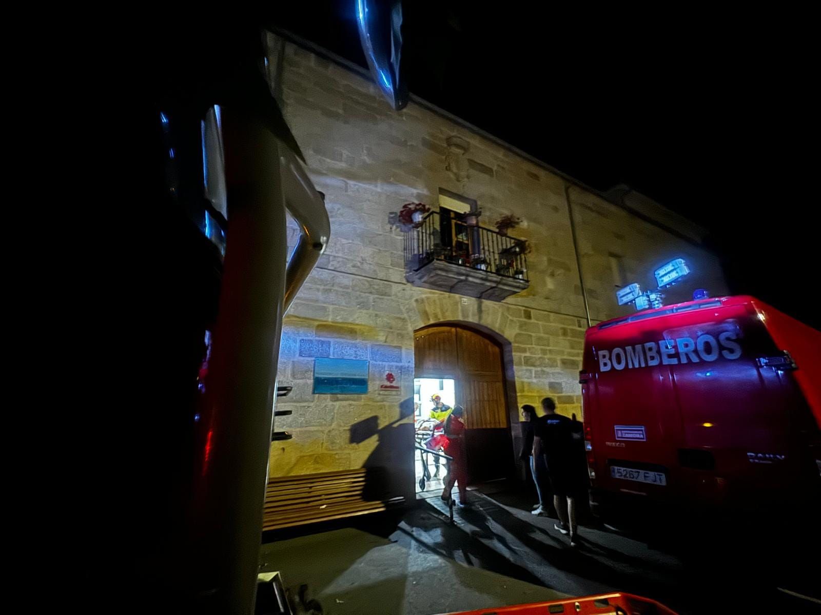 Rescate de los bomberos a un anciano qe ha caído a una cornisa desde una ventana