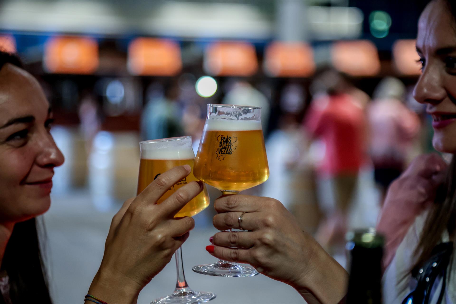 Dos mujeres catan unas cervezas rubias en copa de cristal   Ricardo Rubio   Europa Press   Archivo