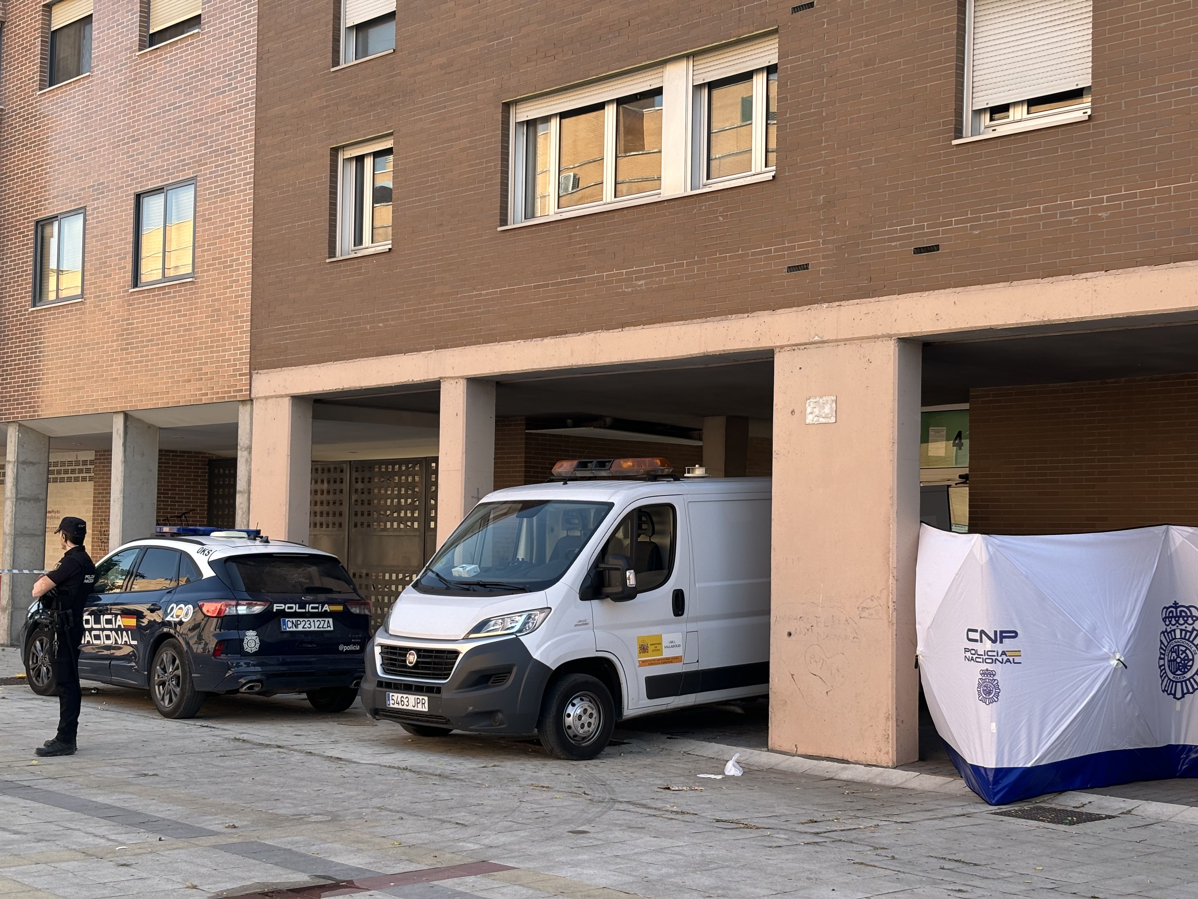 Miriam Chacón  ICAL . Localizan el cuerpo sin vida de una mujer, con signos de violencia, durante la extinción de un incendio en una vivienda en Valladolid