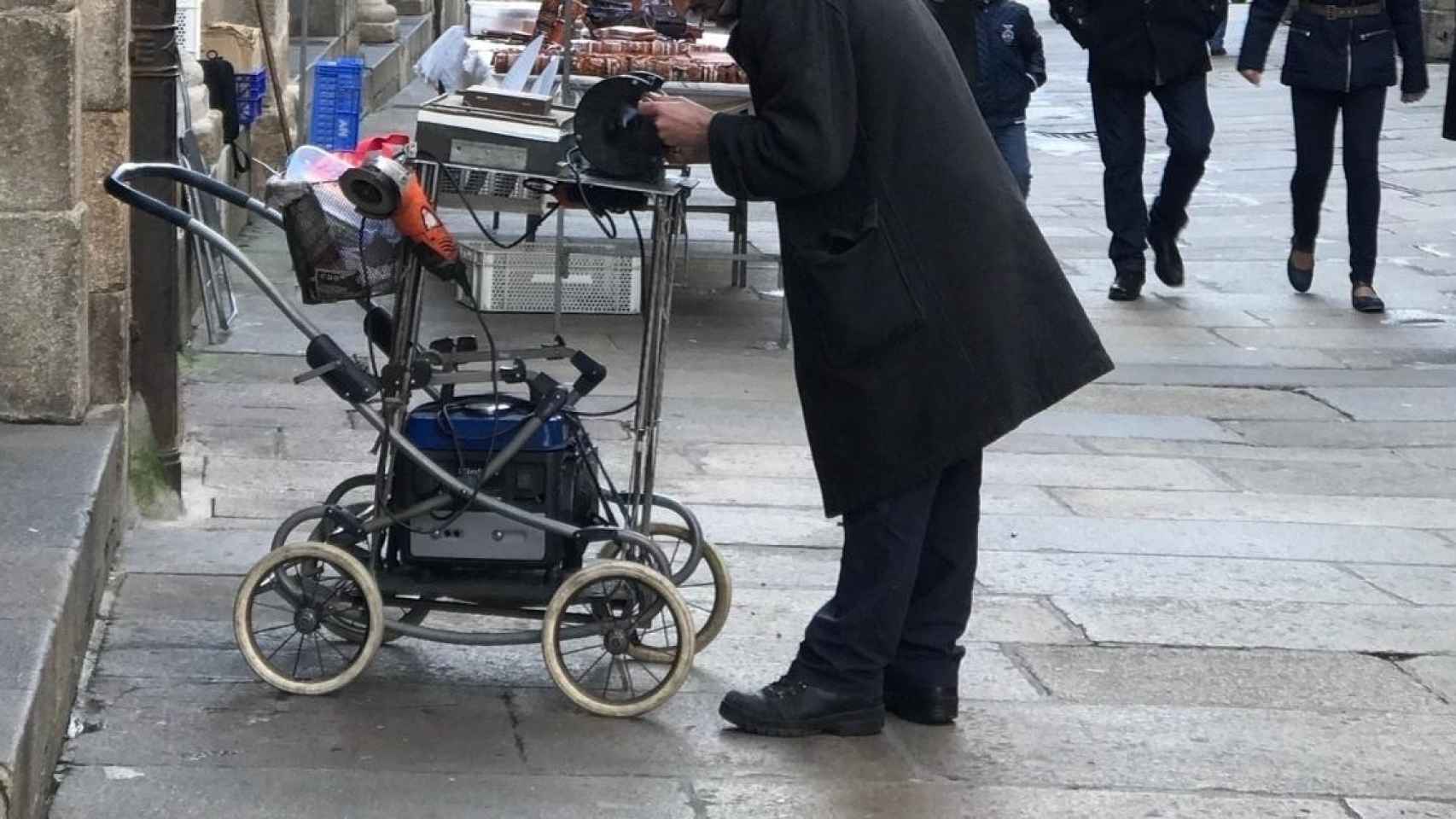 Un afilador en la calle   EUROPA PRESS