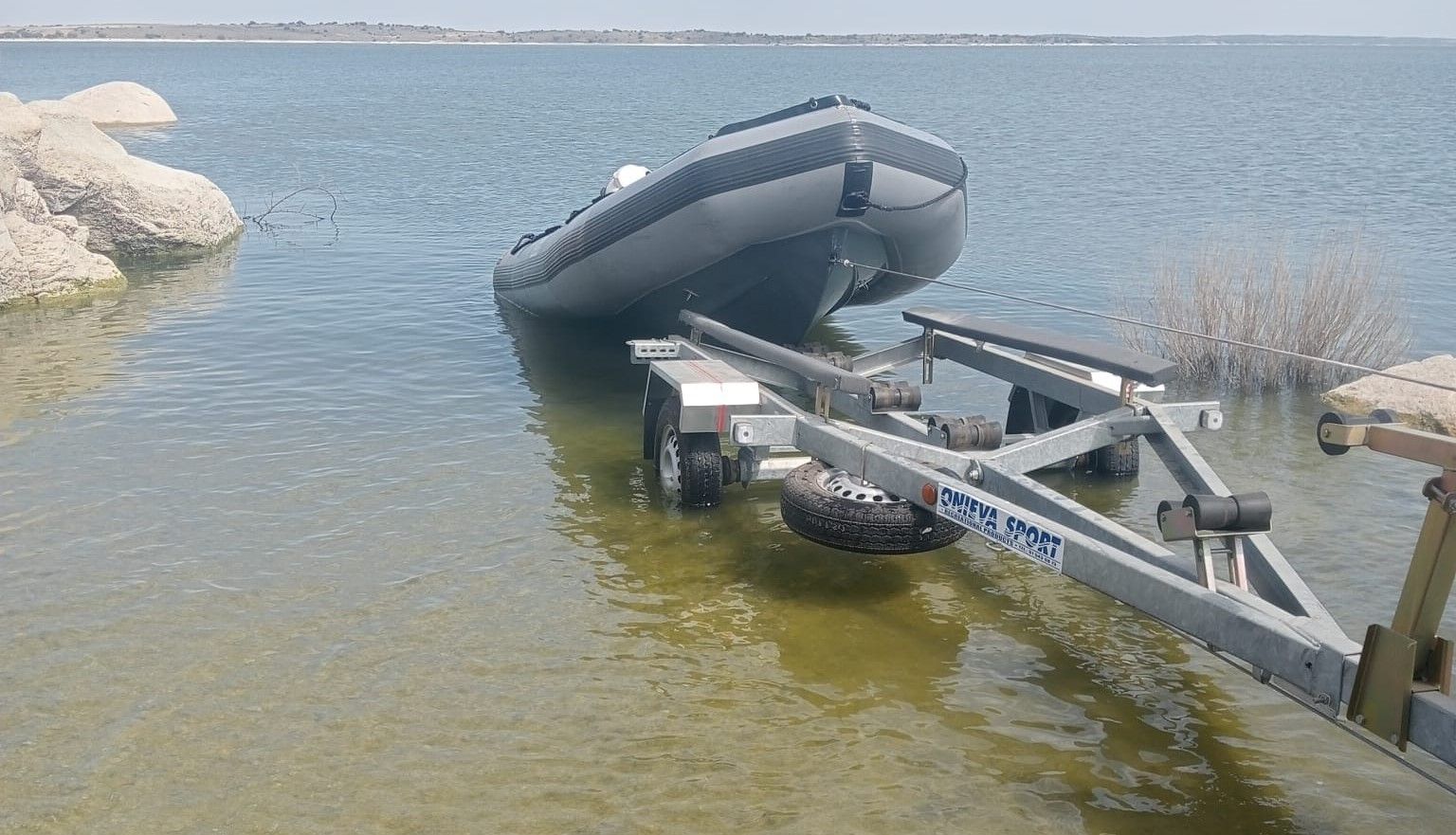 Arrastrada por el agua tras quedarse dormida en una colchoneta en el embalse: así ha sido el rescate.