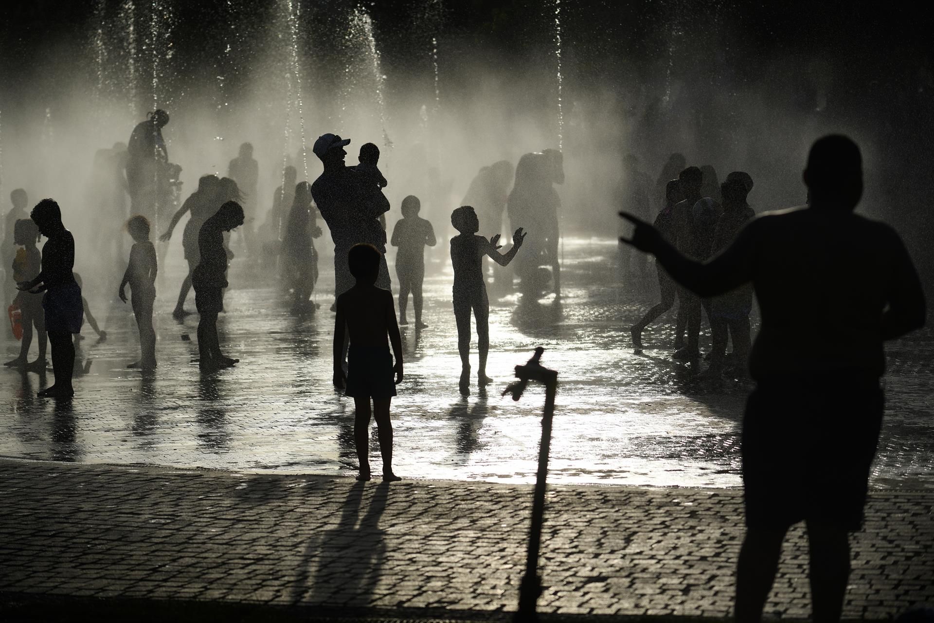 Grupos de personas disfrutan en la fuente transitable conocida popularmente como los chorros o la playa de Madrid Río.   Fernando Sánchez   Europa Press   Archivo