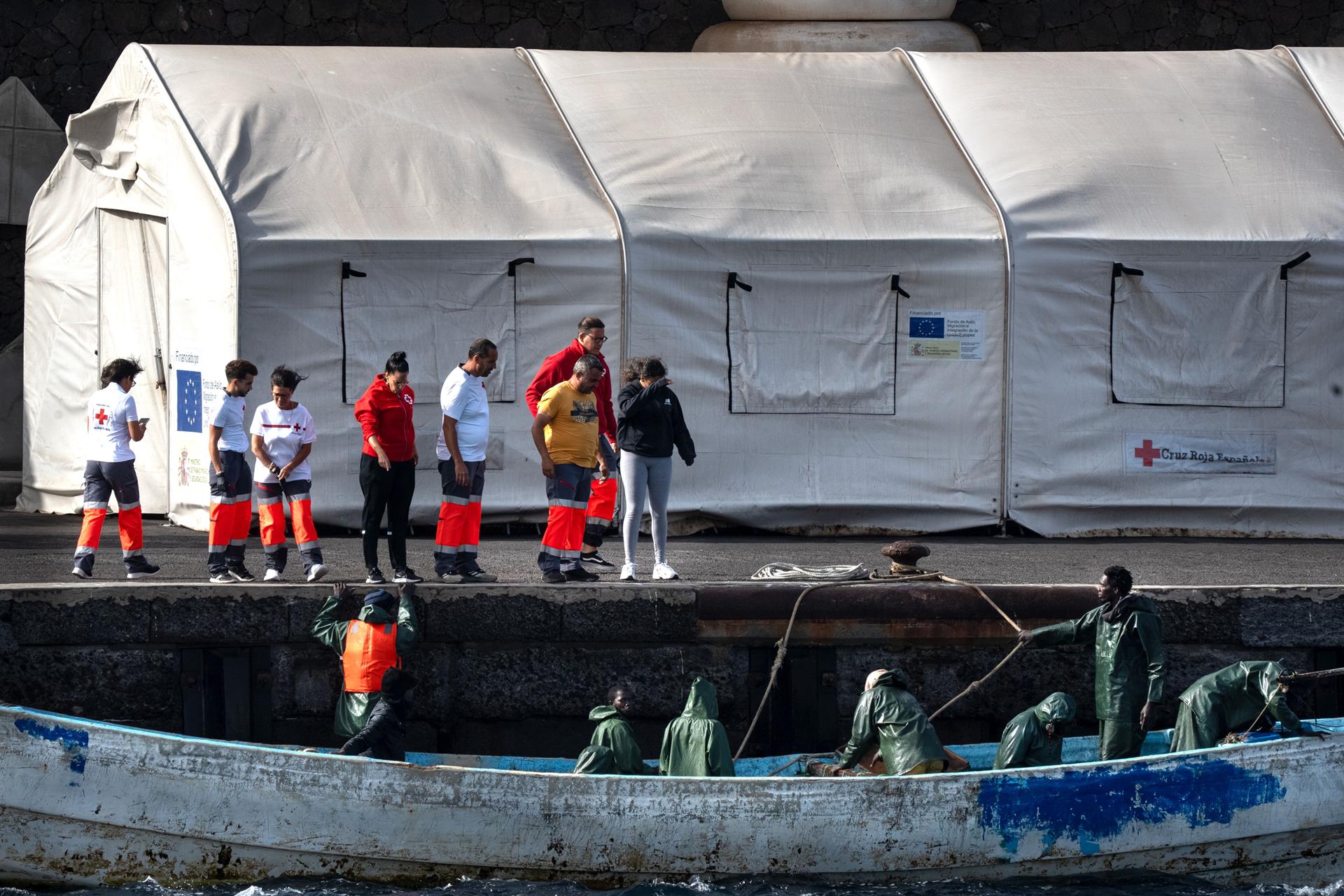 Trabajadores de la Guardia Civil, Cruz Roja y sanitarios durante la llegada de un cayuco en El Hierro, Santa Cruz de Tenerife. Antonio Sempere - Europa Press. Archivo.