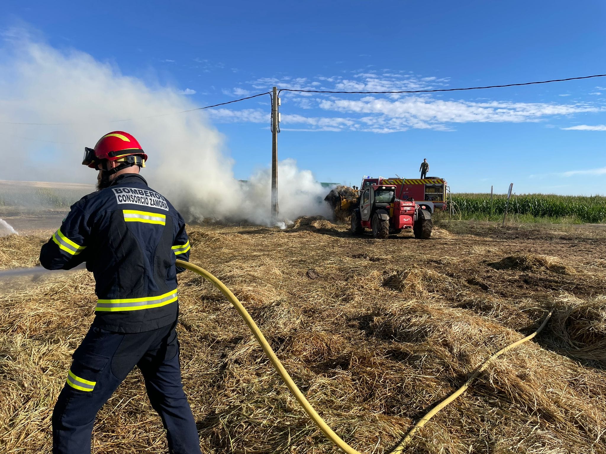 Un incendio de pacas de paja hace saltar las alarmas en este pueblo de Zamora.