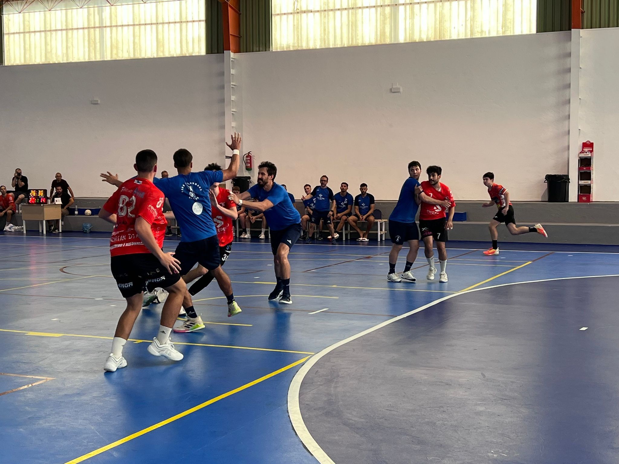 El Balonmano Caja Rural de Zamora vence en su primer test de pretemporada y se lleva el Trofeo de Balonmano Puebla de Sanabria. Una acción del encuentro.