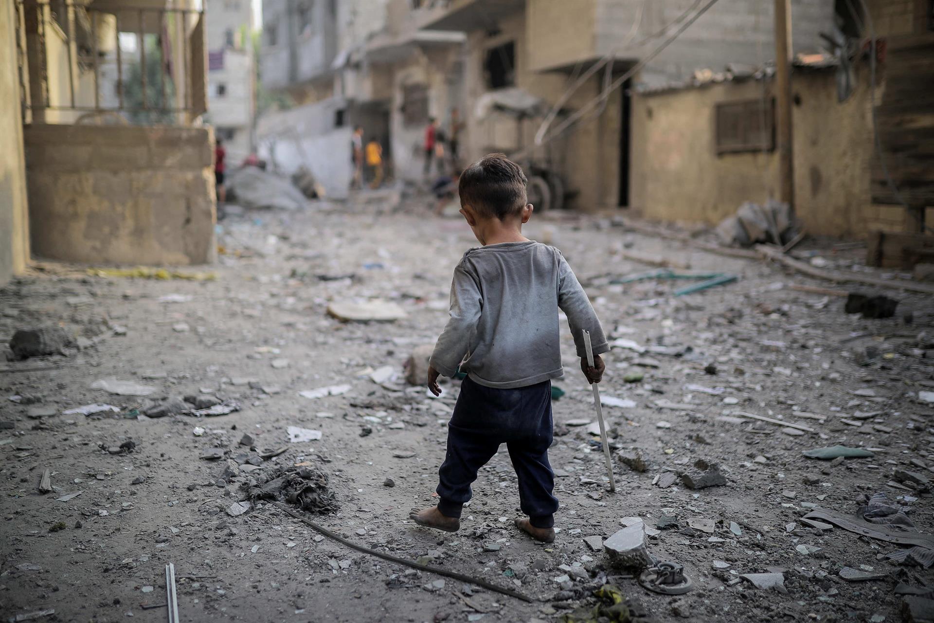 Niño en una zona de conflicto. ALDEAS INFANTILES. Archivo.