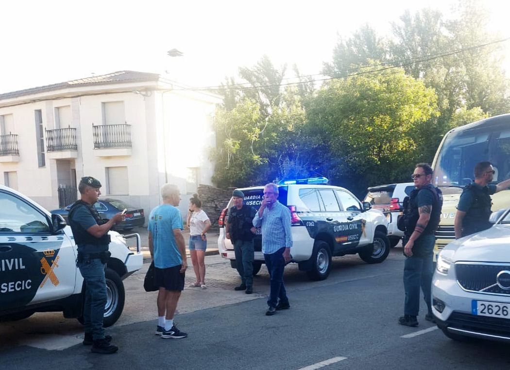 La Guardia Civil en el momento en el que evacuaron a los habitantes de Sejas de Aliste por el incendio de Trabazos. ICAL.