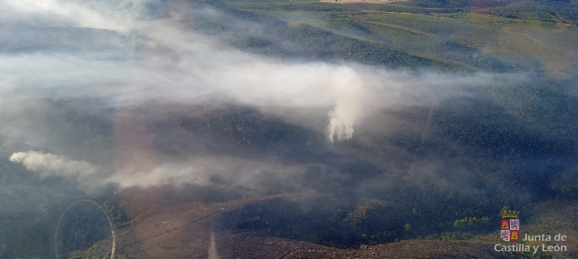 Imagen del incendio de Trabazos por la mañana de este domingo. Foto: JCYL.