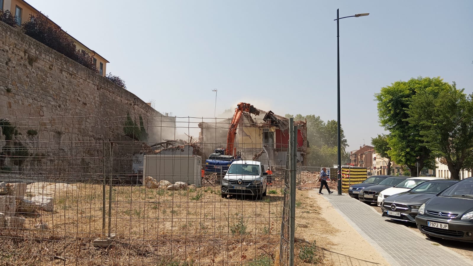  Así avanzan los derribos en la avenida de la Feria para liberar la muralla 