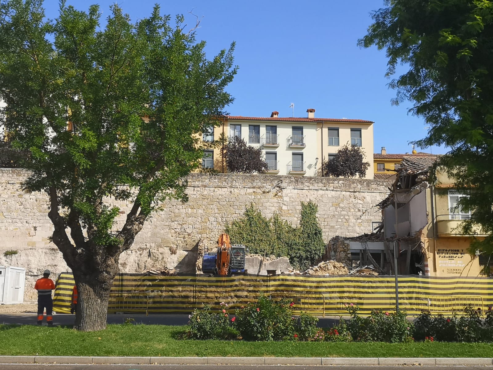 La muralla, un poco más liberada: ya se ha derribado un inmueble.